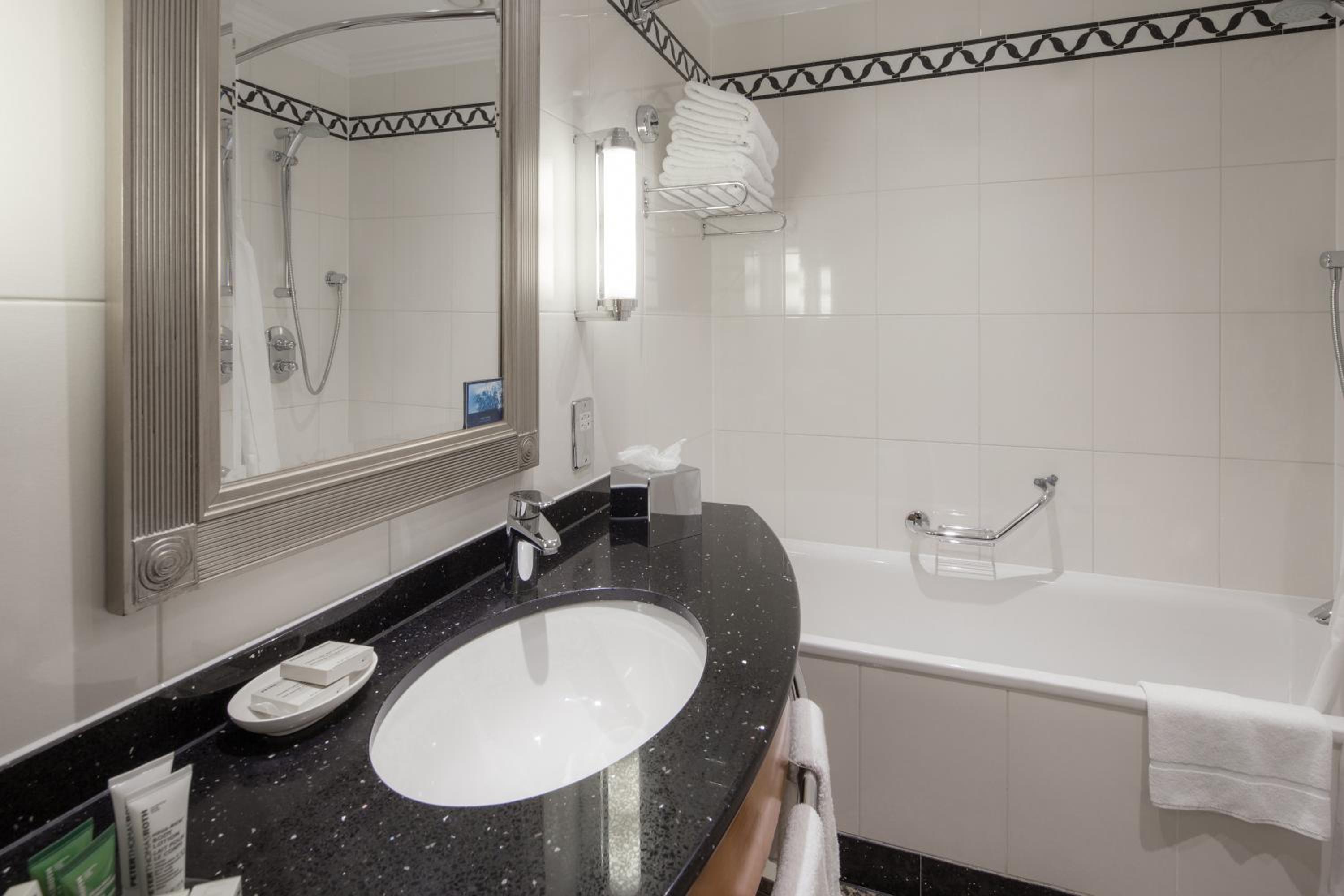 Suite with Terrace thumbnail 5