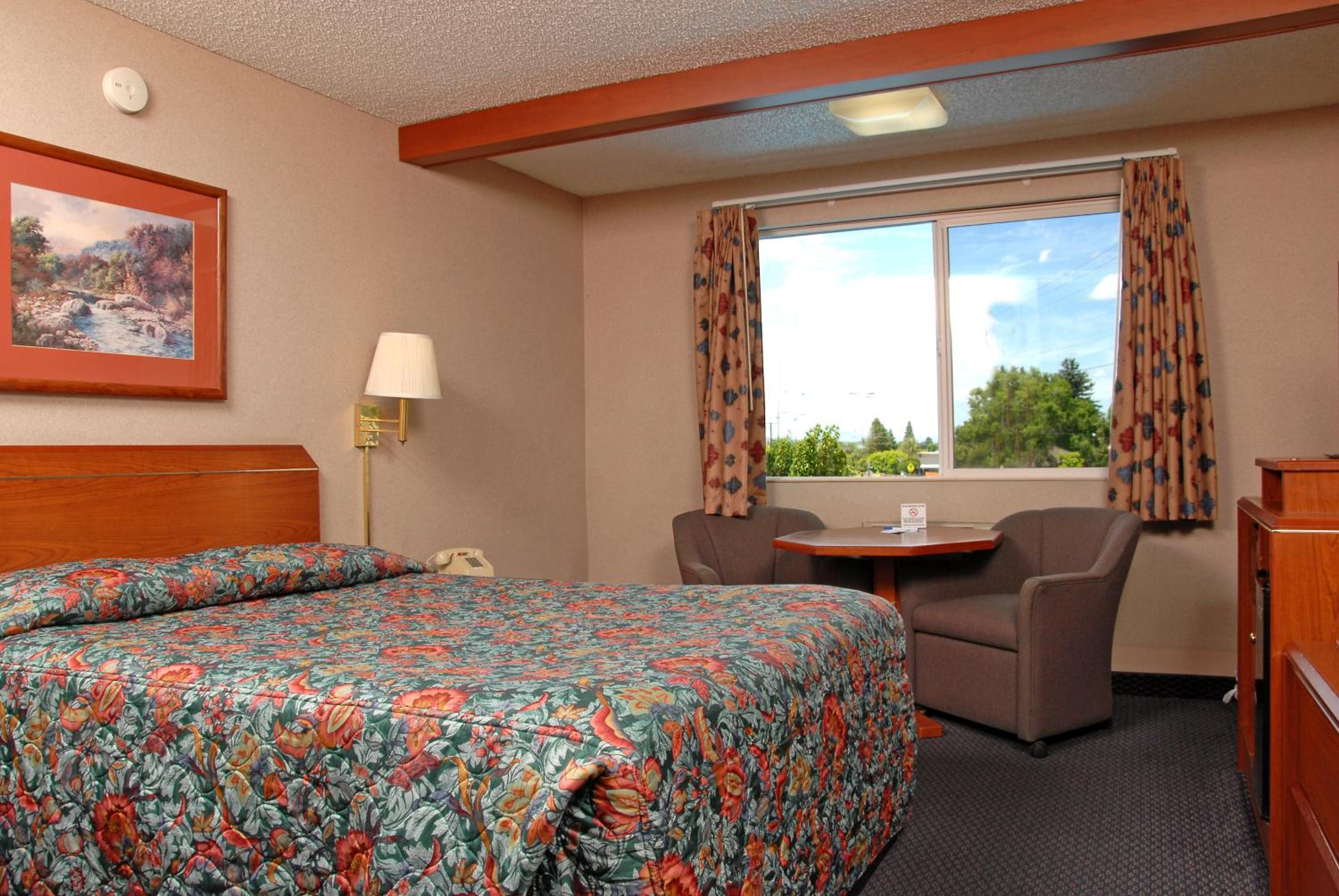 Queen Room - Non-Smoking photo 2