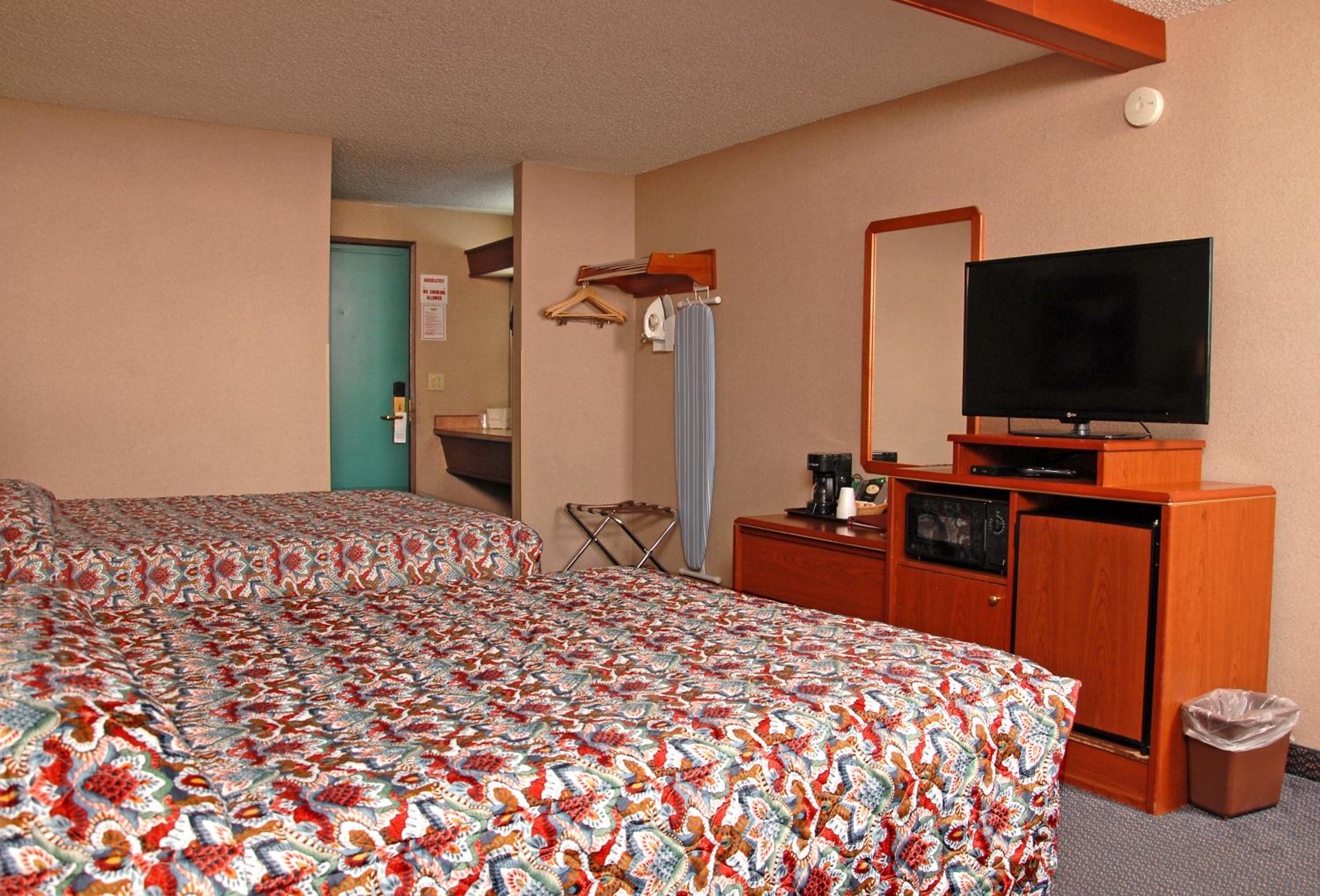 Queen Room with Two Queen Beds - Non-Smoking photo 3