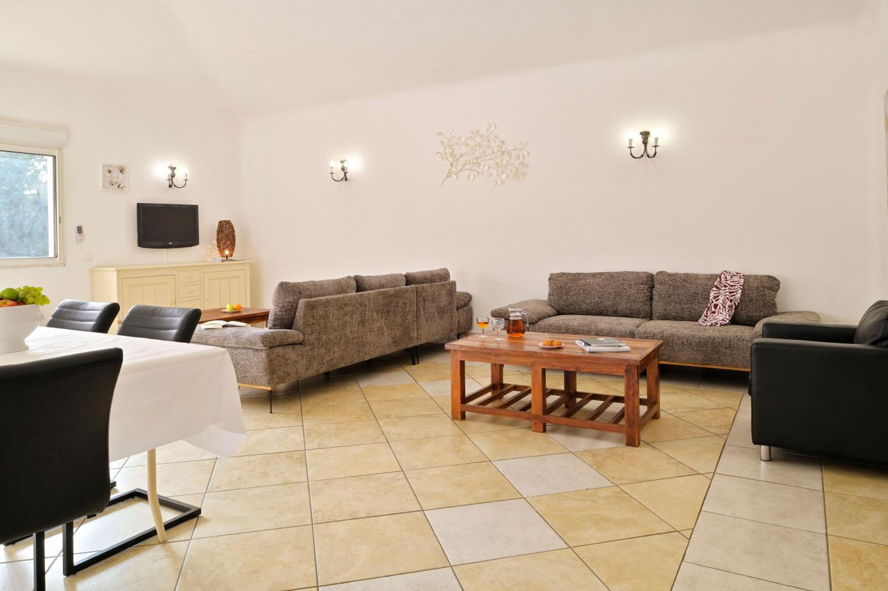 Deluxe Villa with Private Pool and Spa (8 Adults)