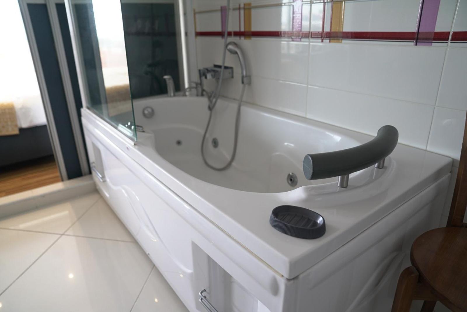 One-Bedroom Apartment with Balcony and Sea View photo 2