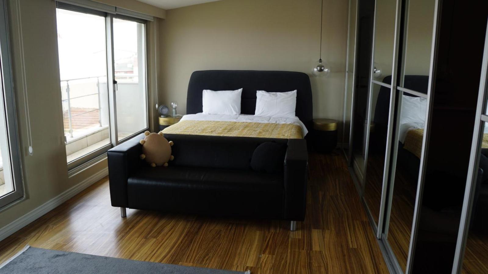 One-Bedroom Apartment with Balcony and Sea View photo 3