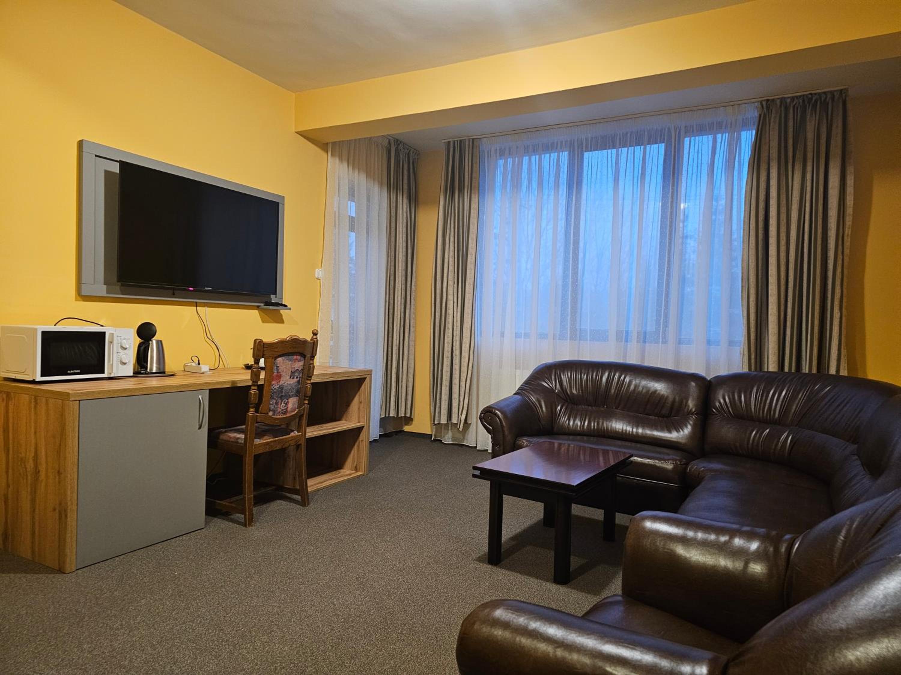 Family Room with Mountain View photo 1