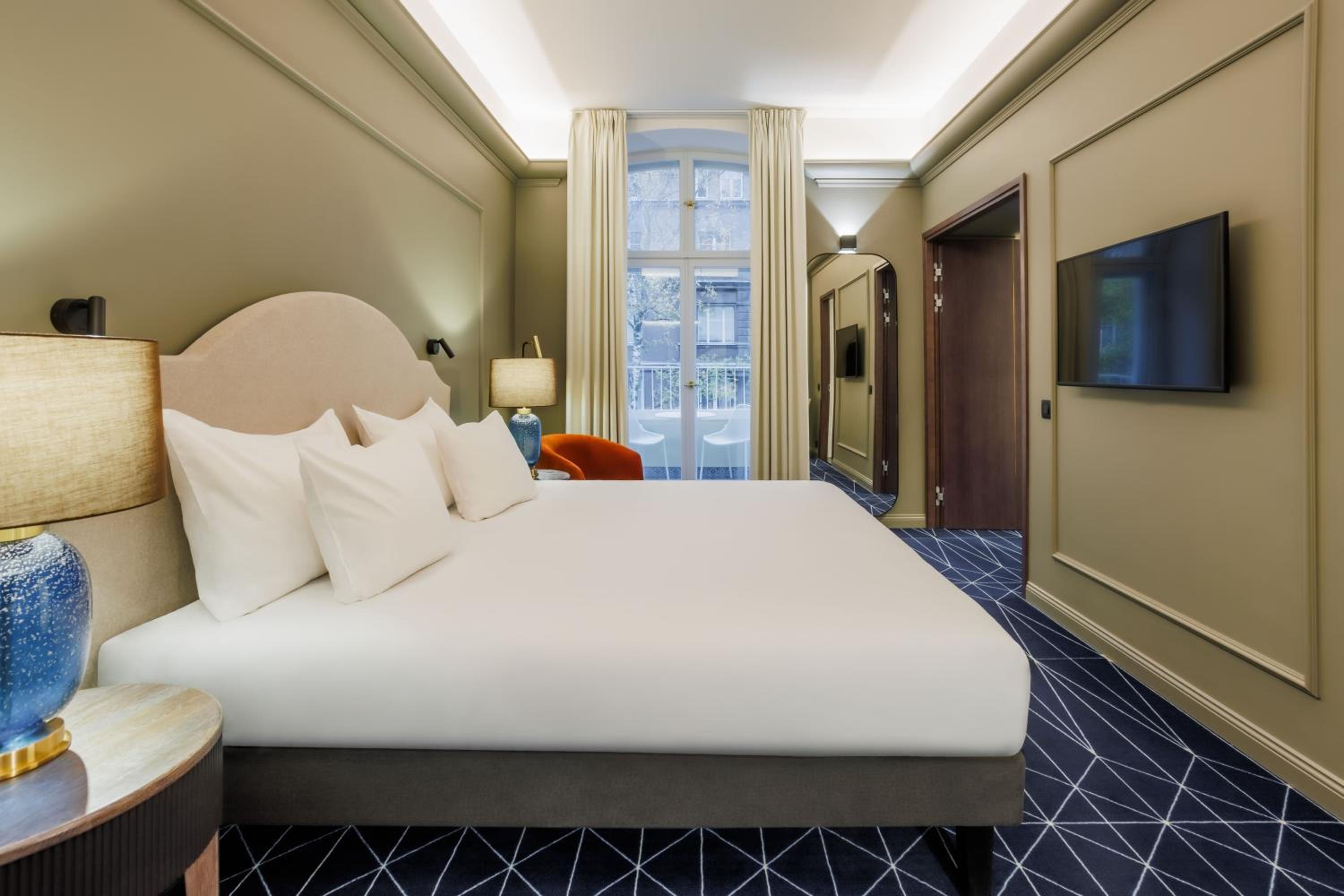Deluxe Suite with One Double Bed and Balcony - Photo 7