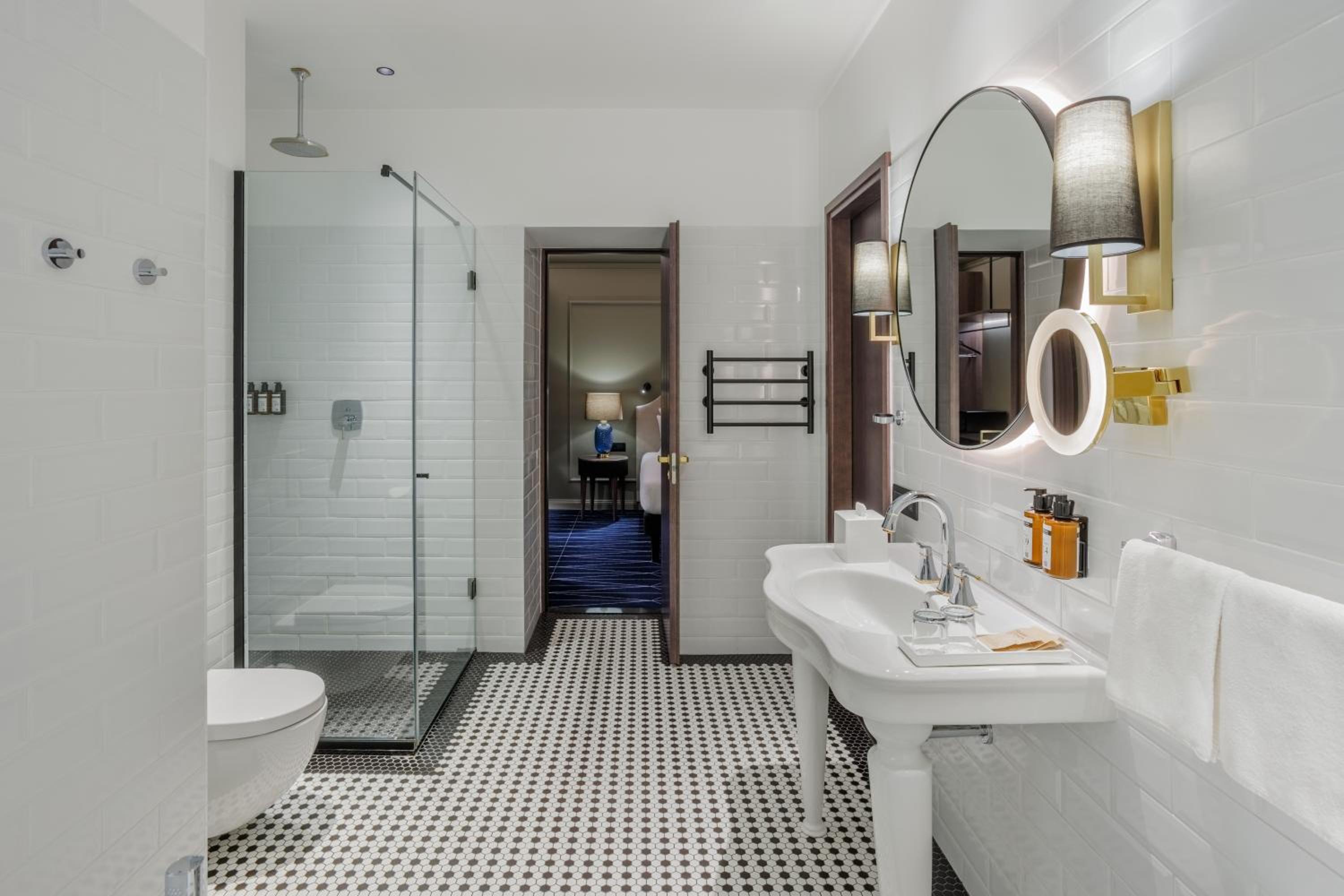 Deluxe Suite with One Double Bed and Balcony - Photo 6
