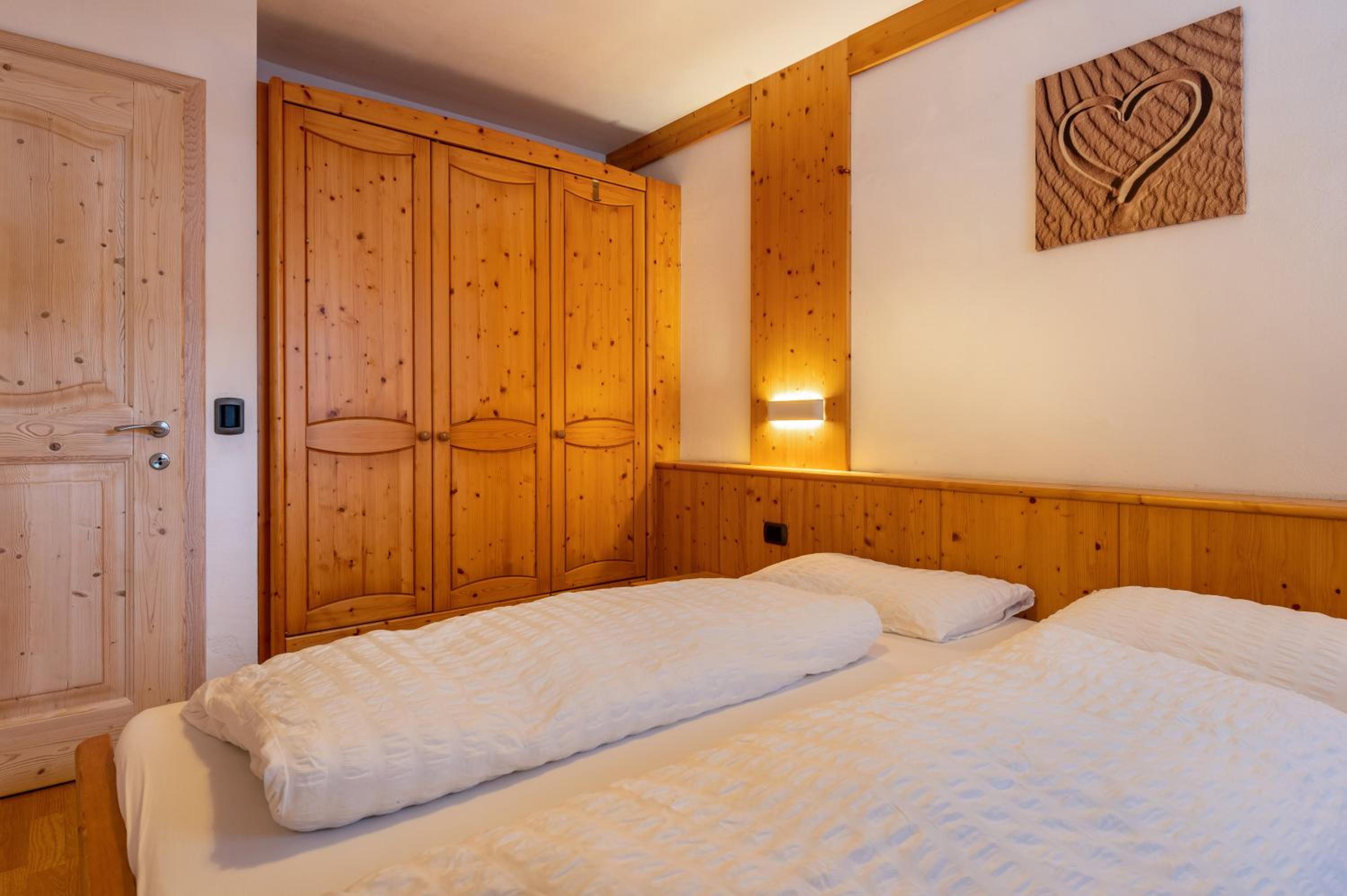 Two-Bedroom Apartment with Mountain View photo 3