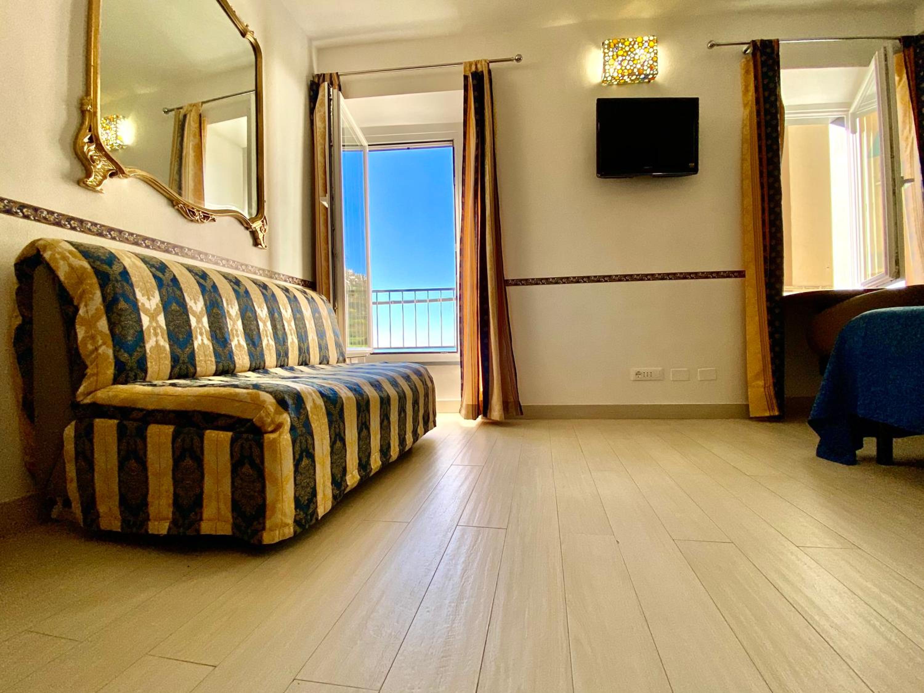 Deluxe Double Room with Sea View photo 1