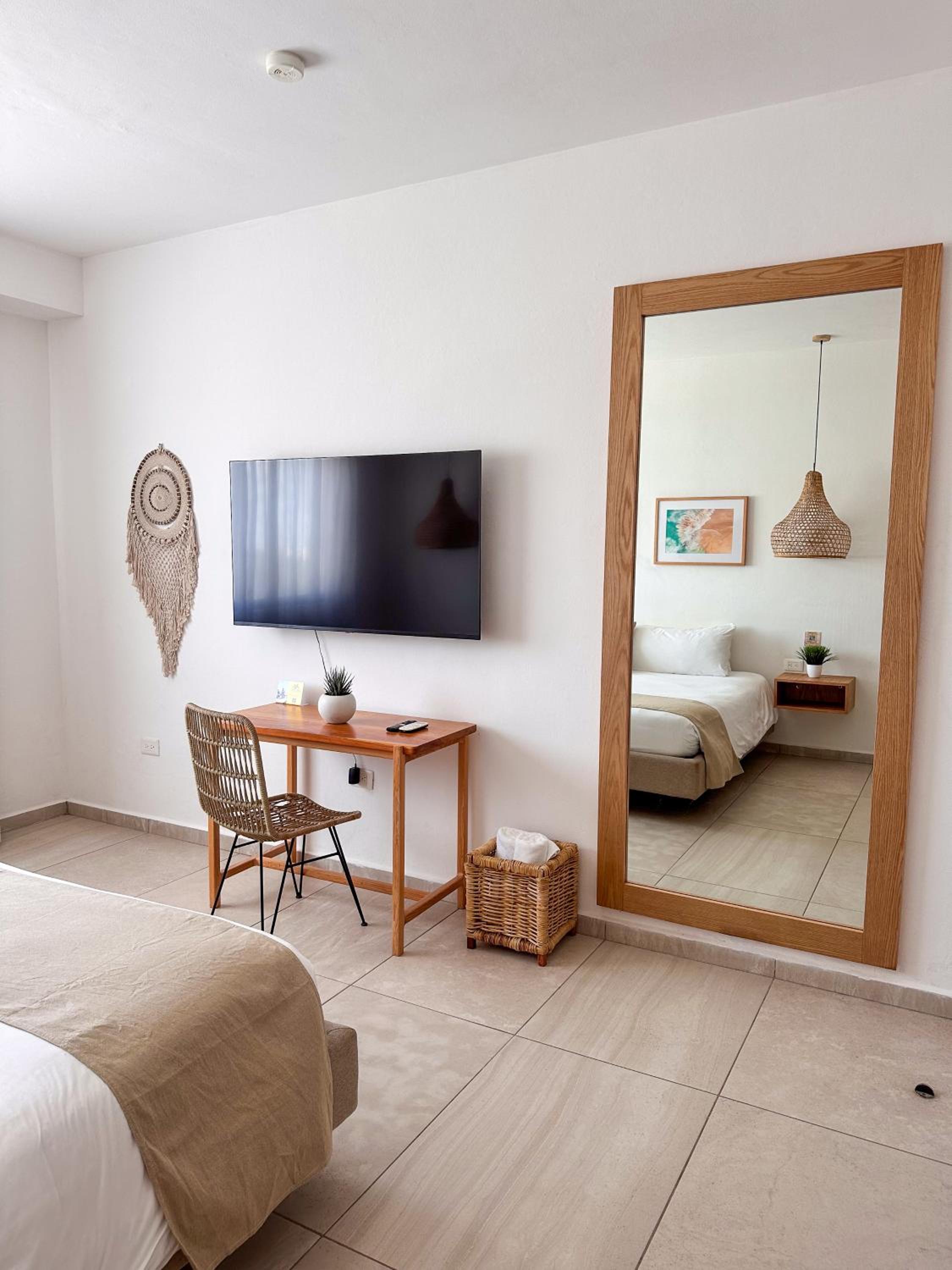 Deluxe King Room - Photo 9