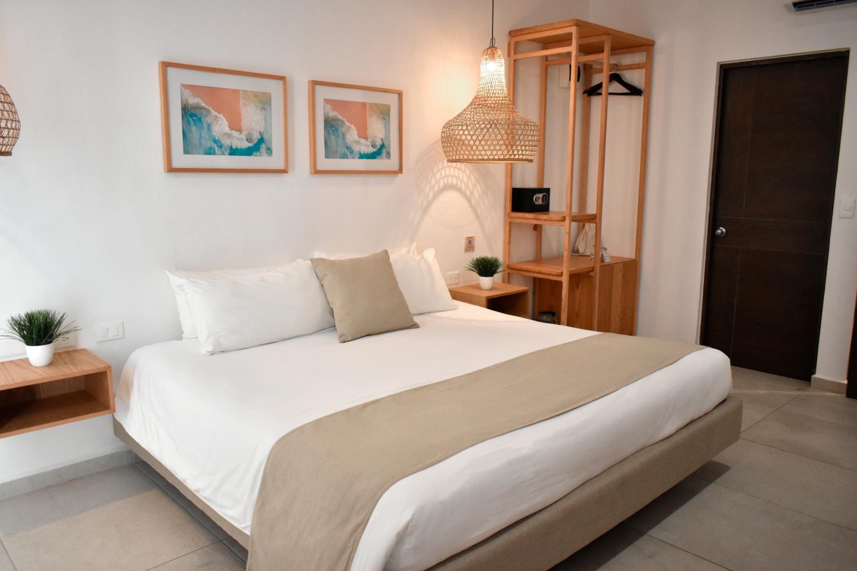 Deluxe King Room - Photo 8