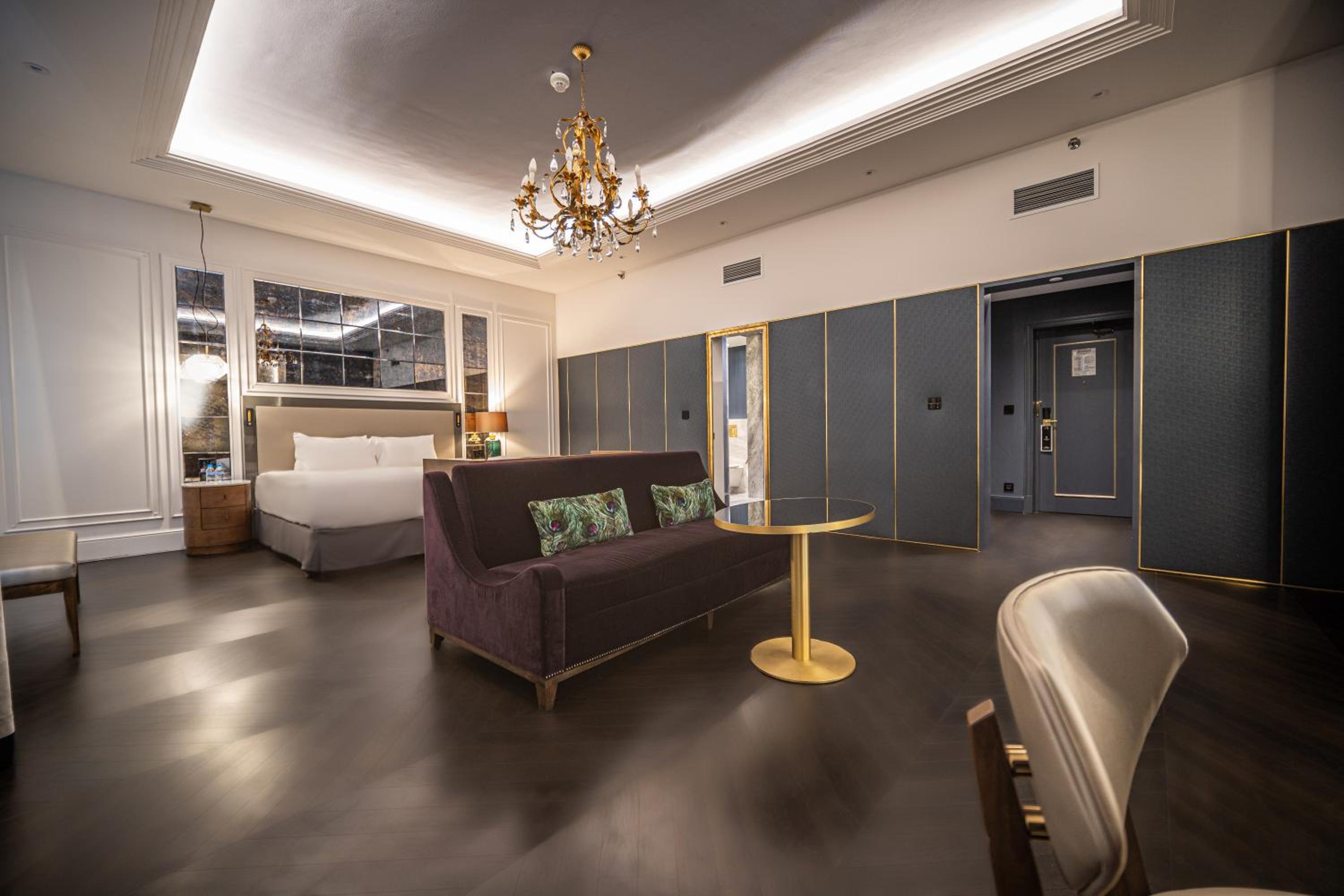 1 Bedroom Junior Suite, 1 King bed, City view - Photo 1