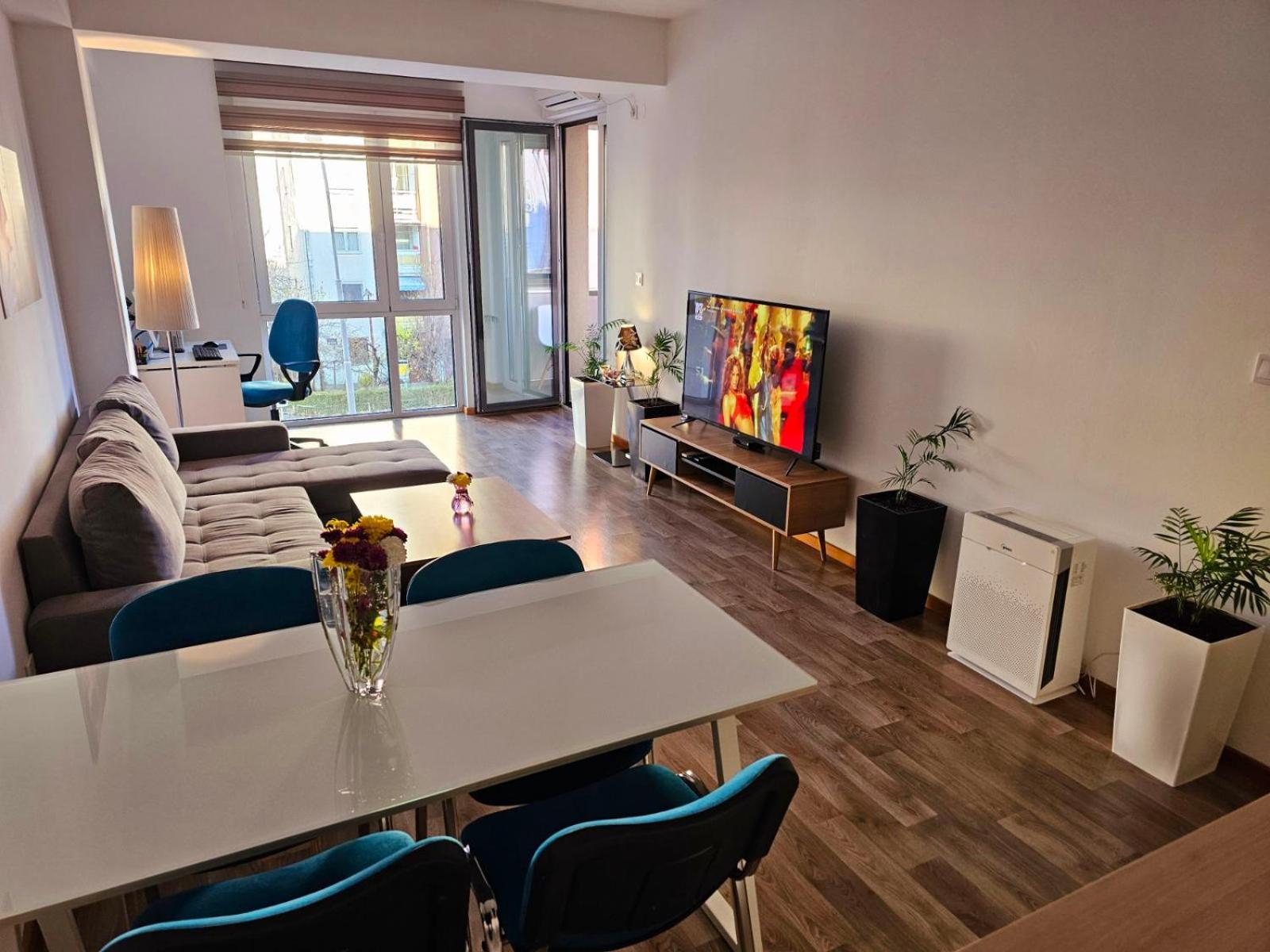 One-Bedroom Apartment photo 1