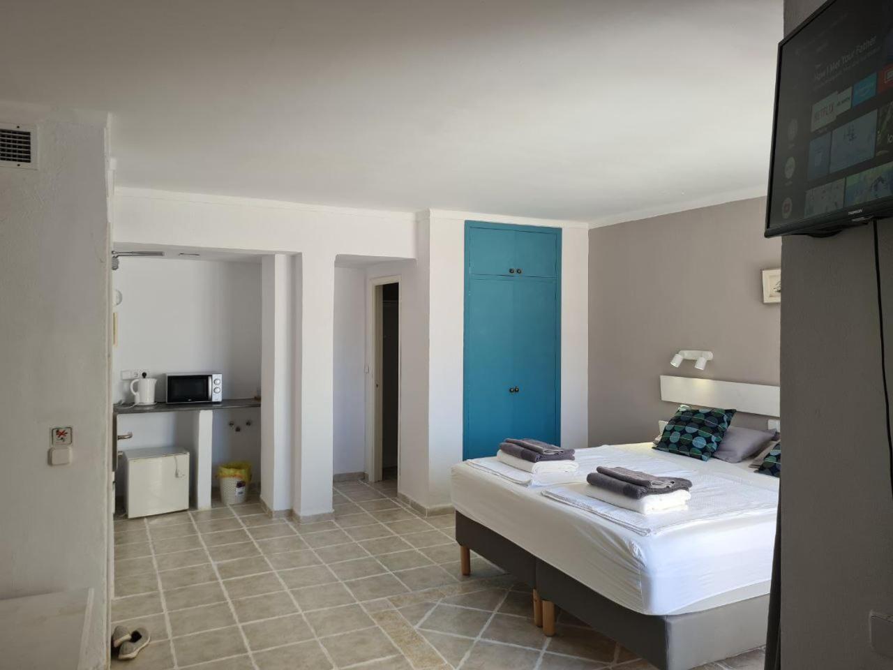 Family Room with Balcony photo 3
