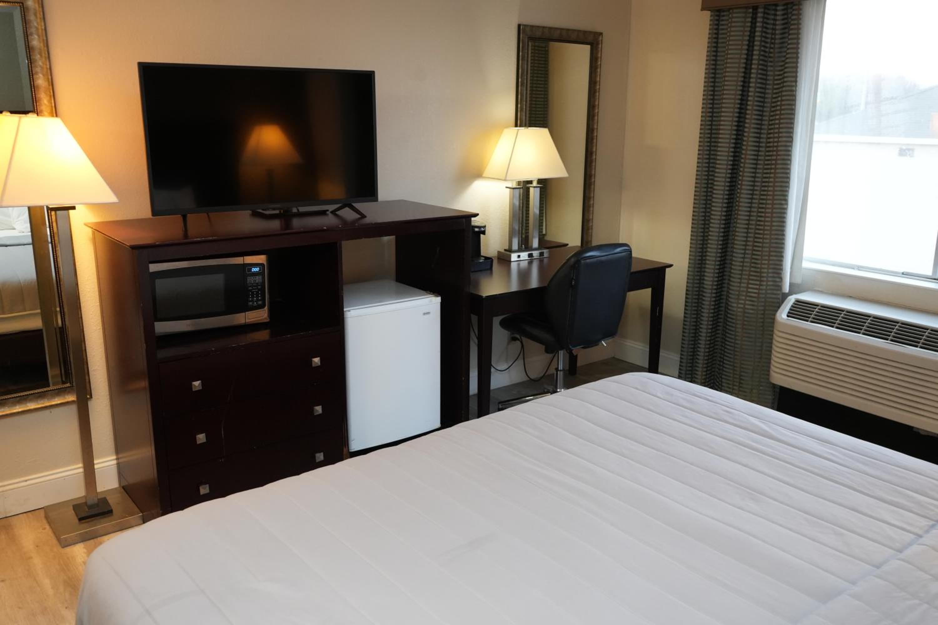 King Bed - Photo 6