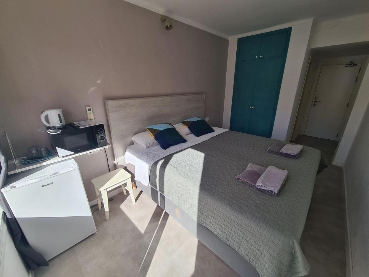 Double or Twin Room with Side Sea View photo 3