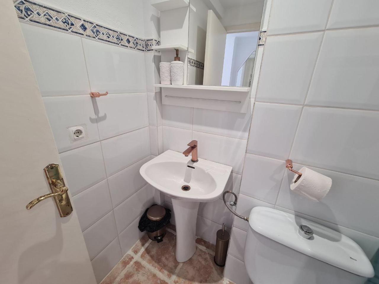 Double or Twin Room with Side Sea View photo 3