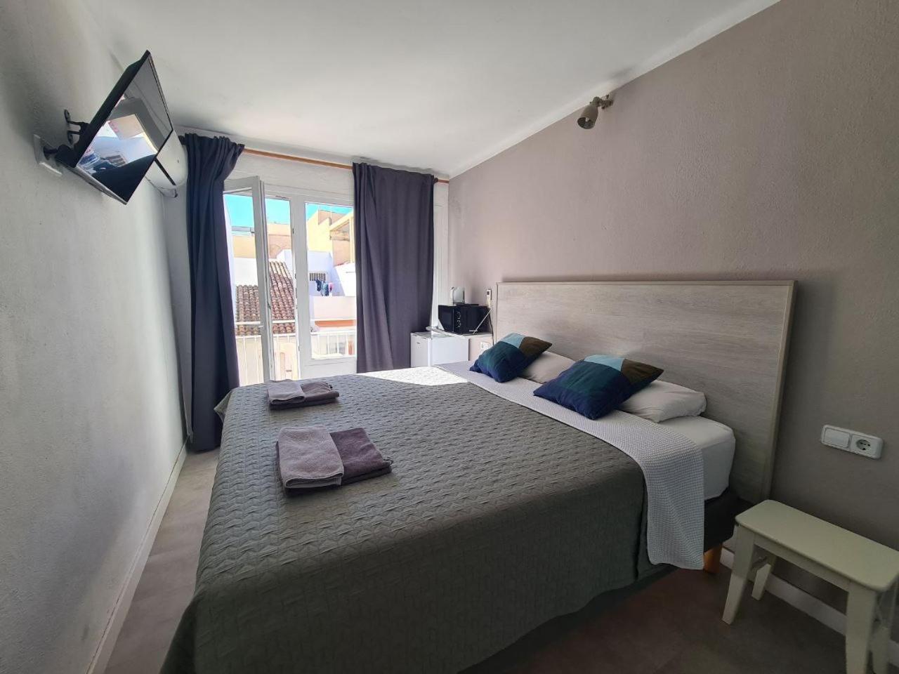 Double or Twin Room with Side Sea View photo 2