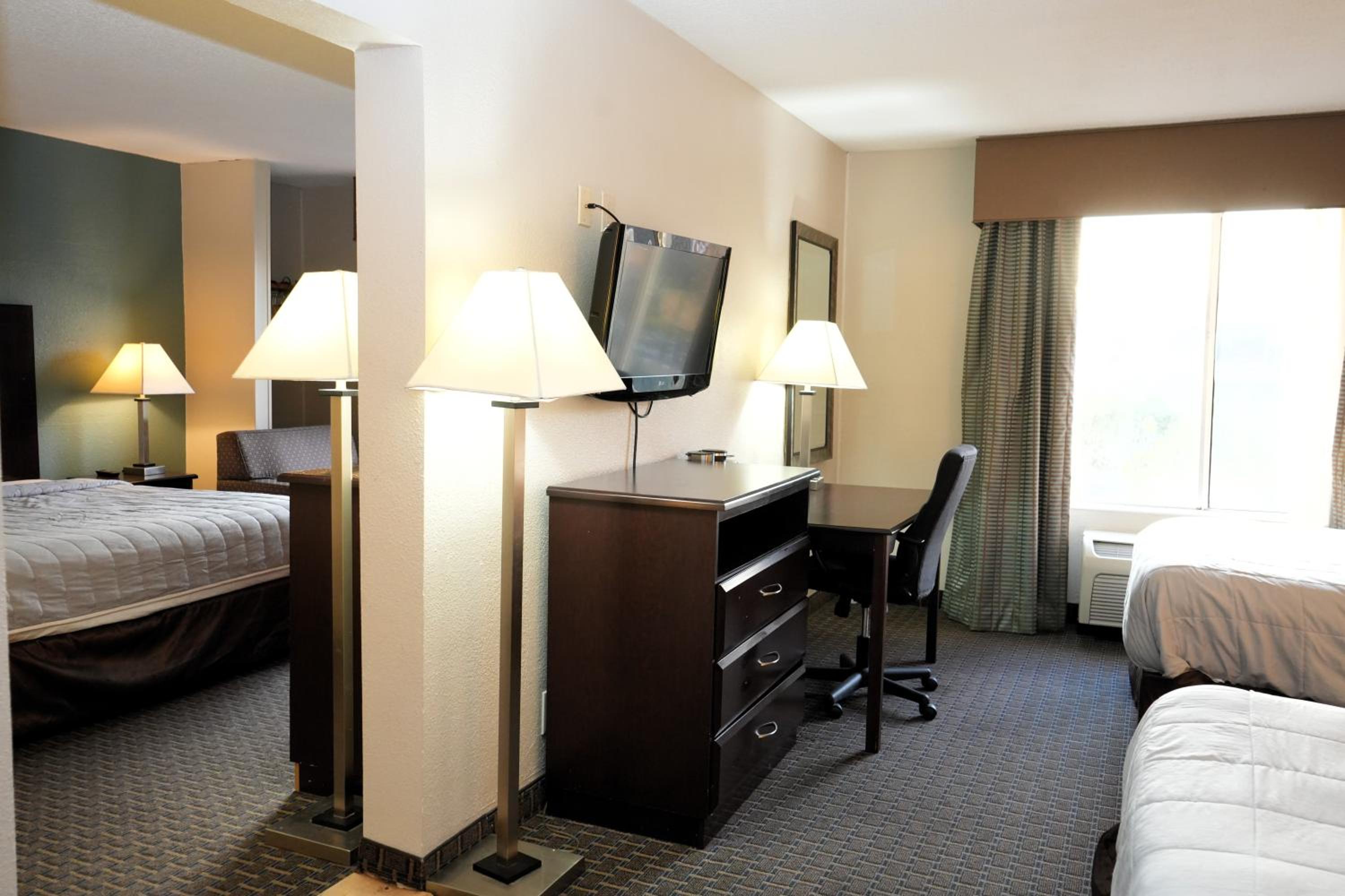 1 King Bed & 2 Full Bed - Photo 1