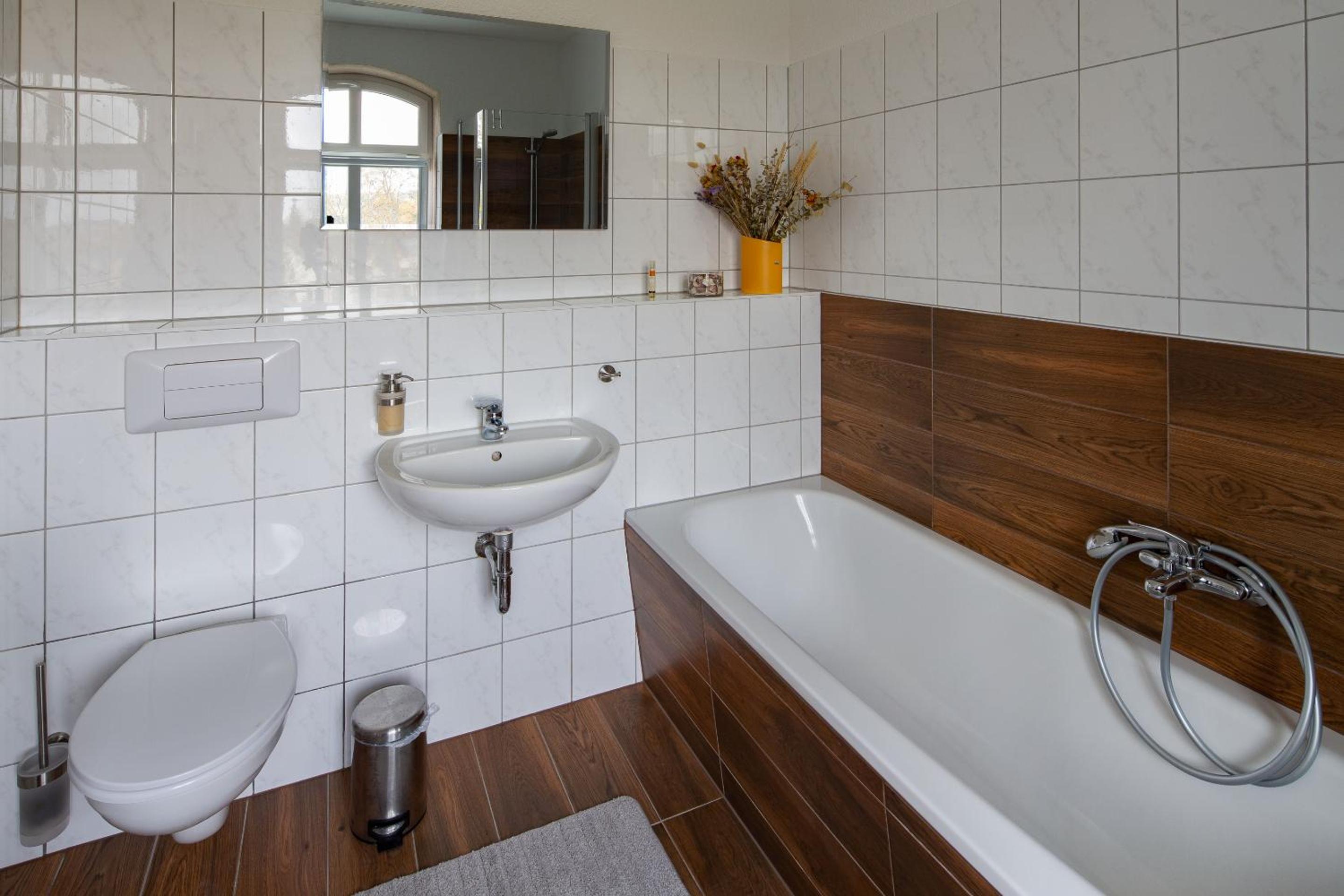 Deluxe One-Bedroom Apartment with Garden View photo 2