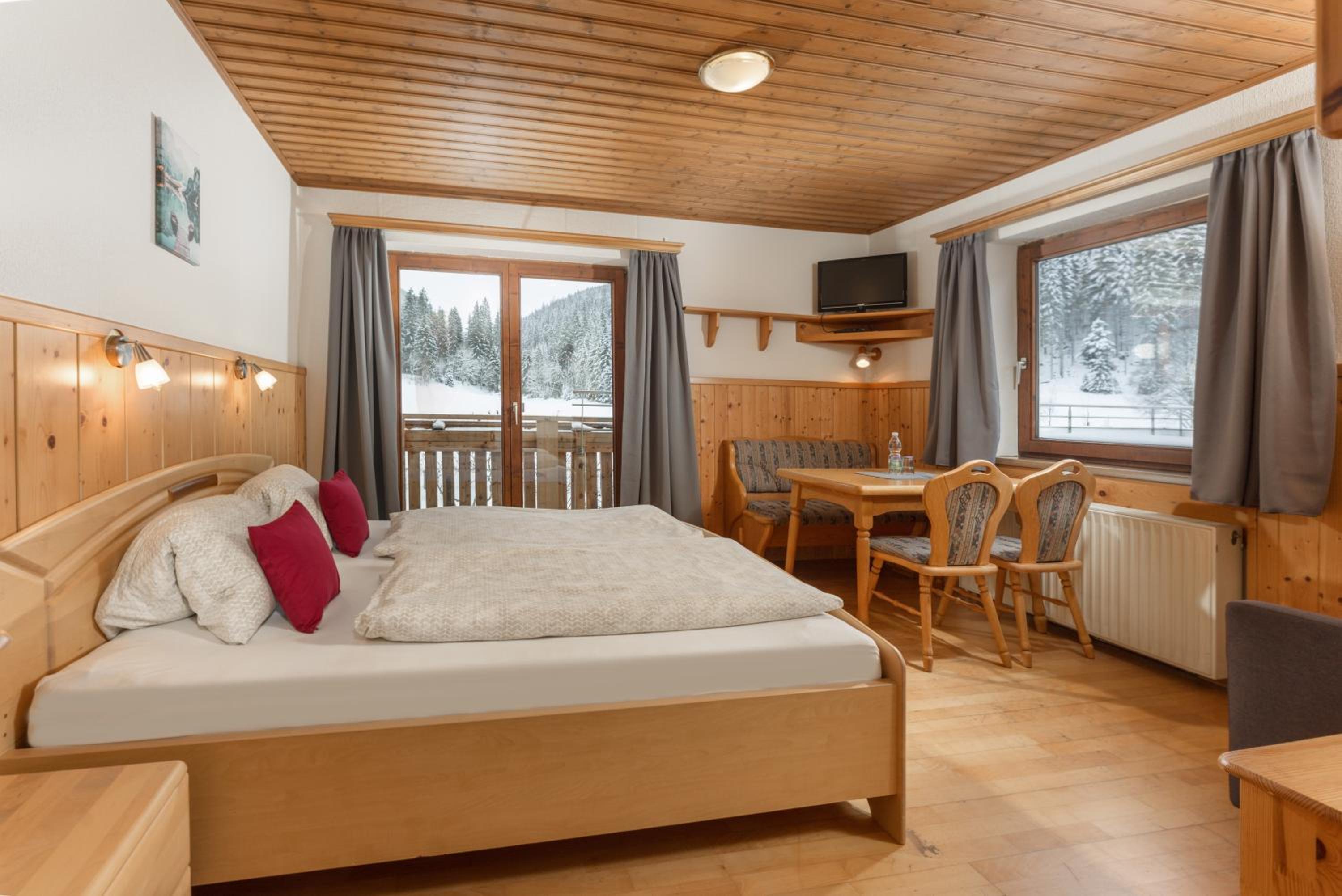 One-Bedroom Apartment with Balcony photo 3