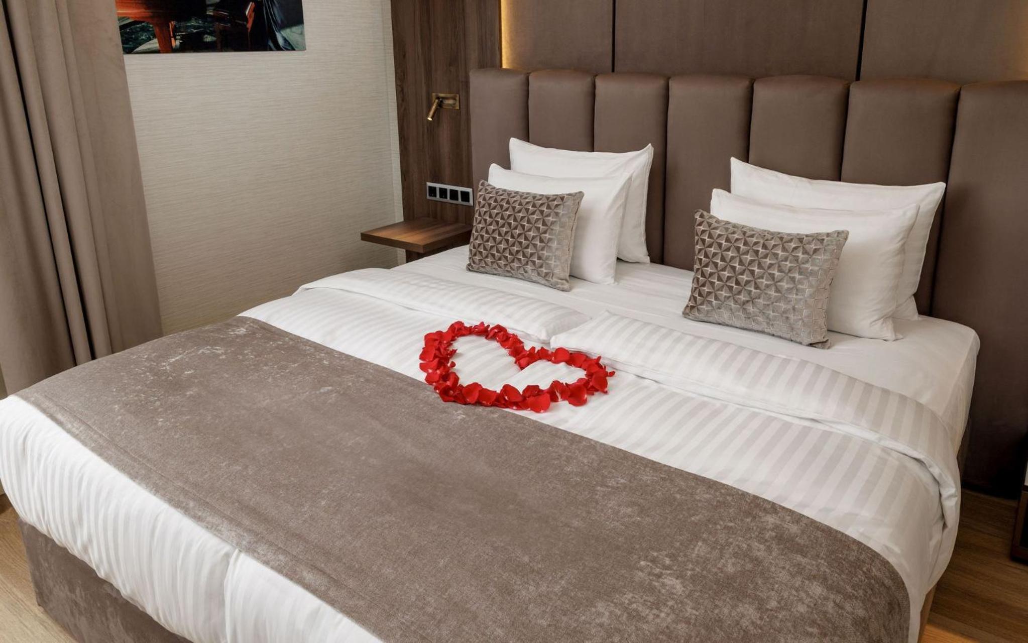 Superior King Room thumbnail 5