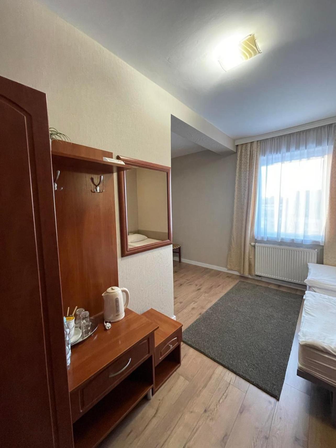 Double Room with Private Bathroom - Photo 4