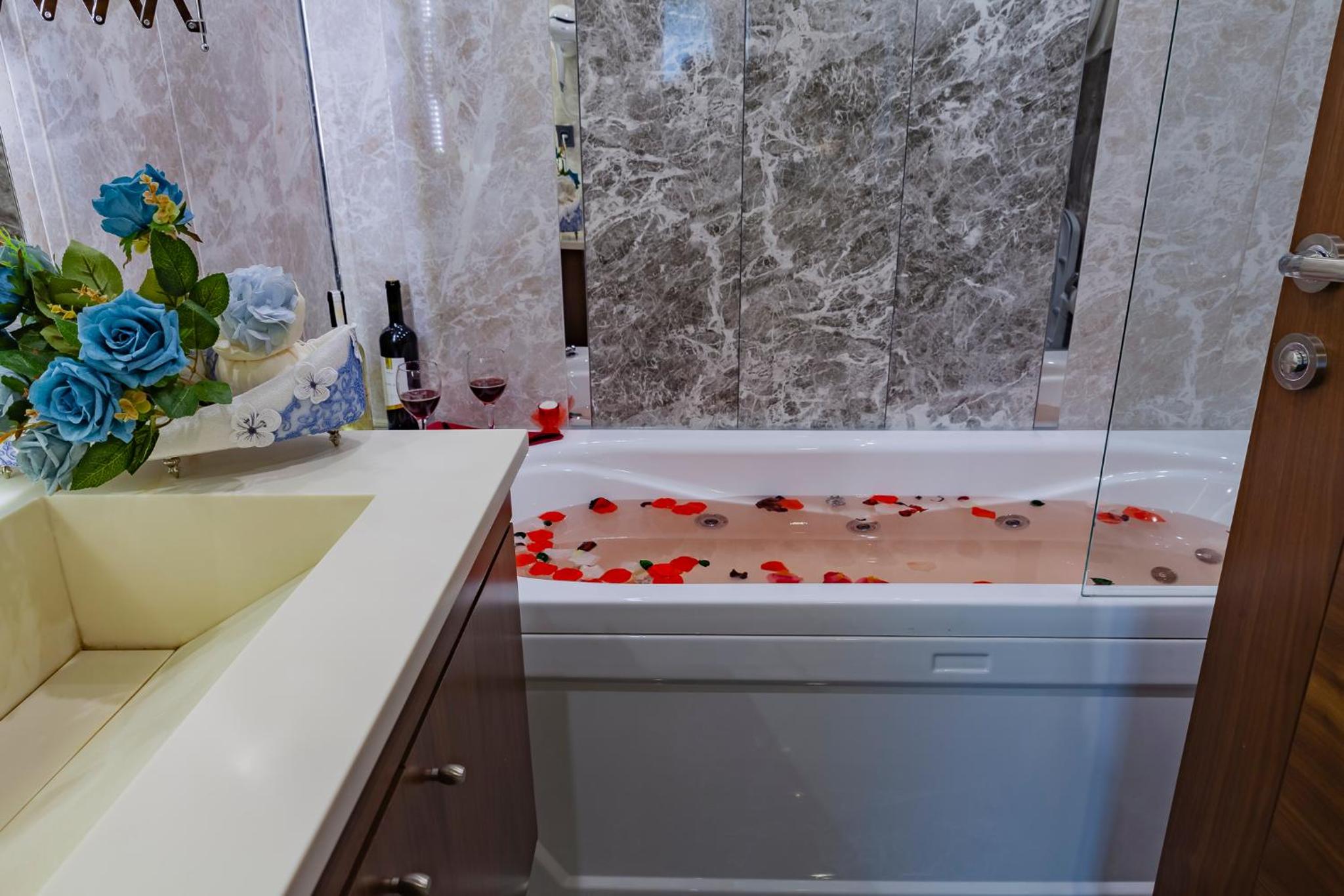 Queen Room with Spa Bath