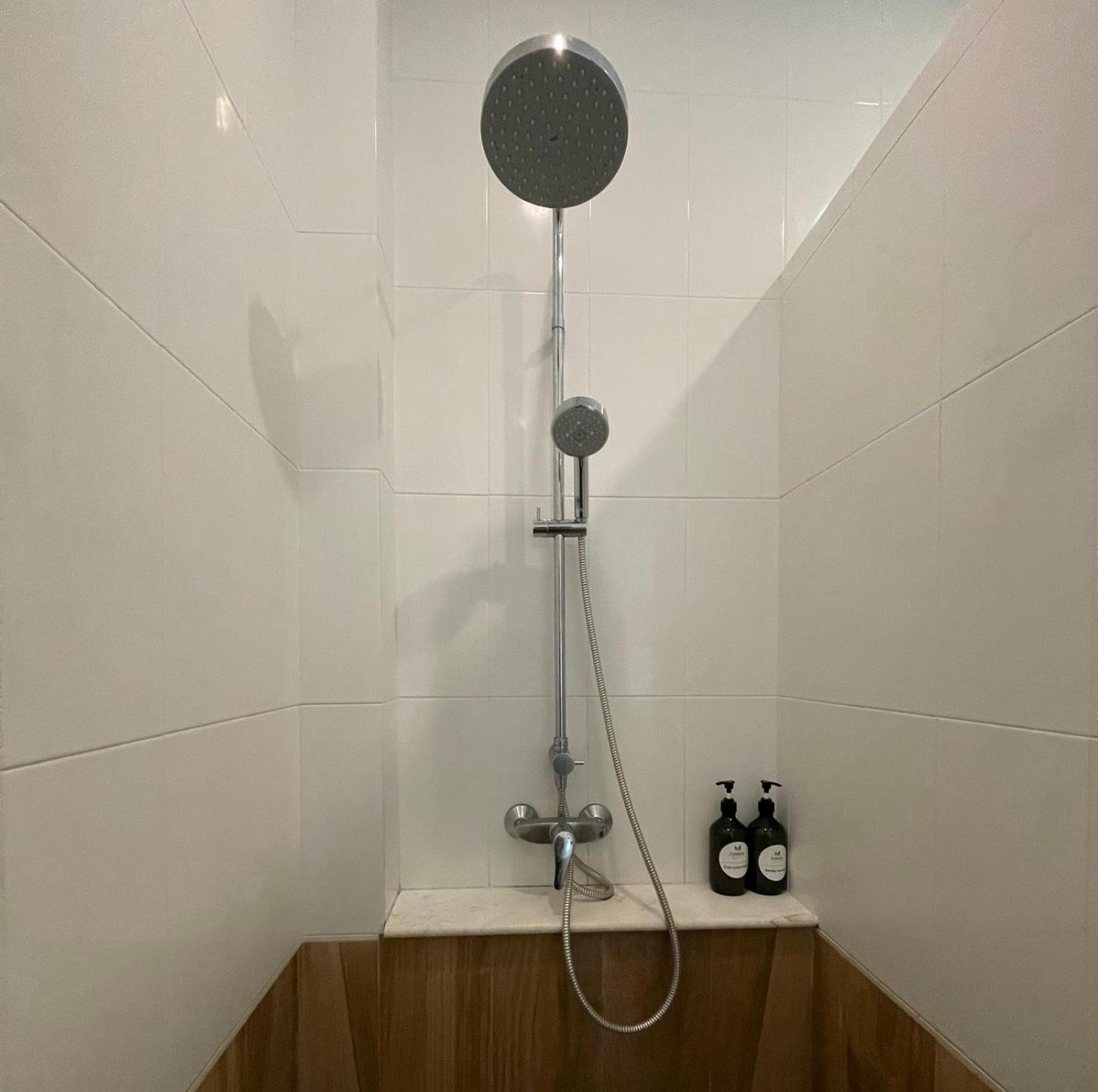 Twin Room with Balcony - Photo 6