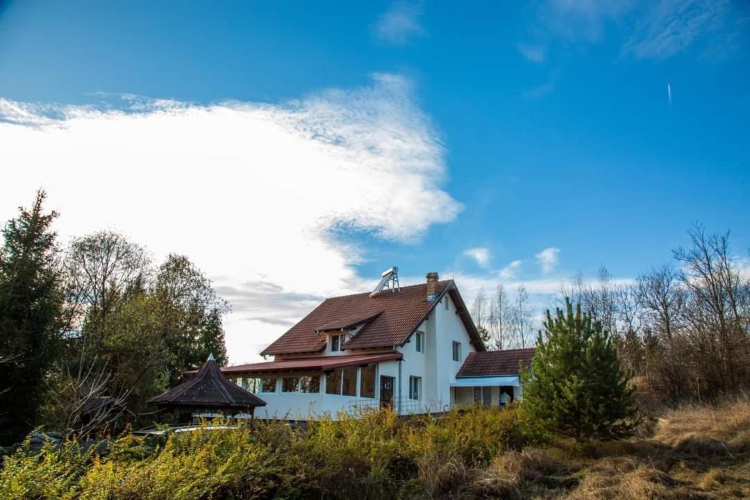 Six-Bedroom House photo 2