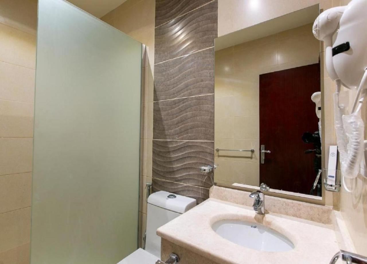 Standard King Room - Photo 9