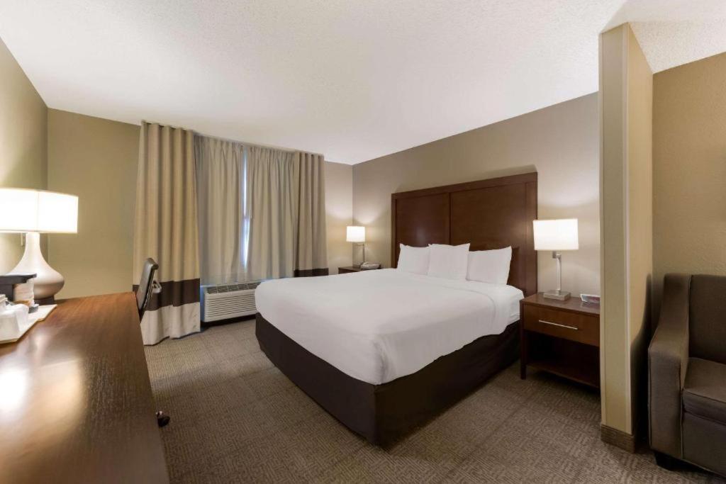 King Suite - Accessible/Non-Smoking - Photo 1