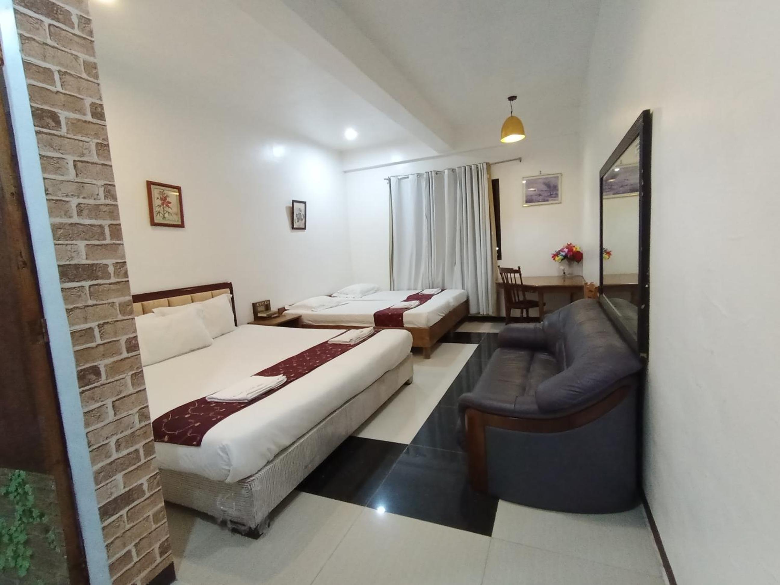 Deluxe Queen Room with Two Queen Beds - Photo 6