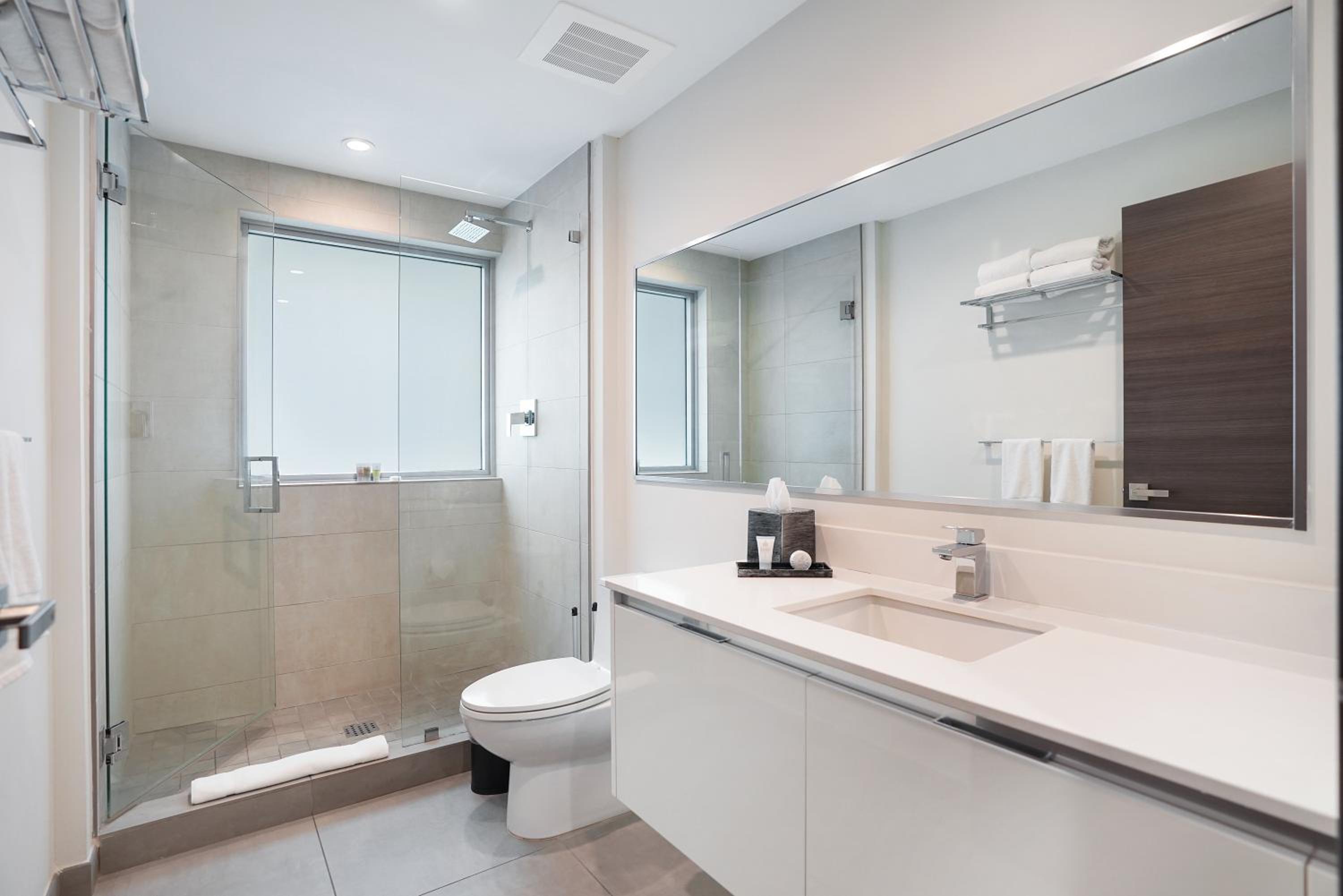Deluxe King Suite photo 2