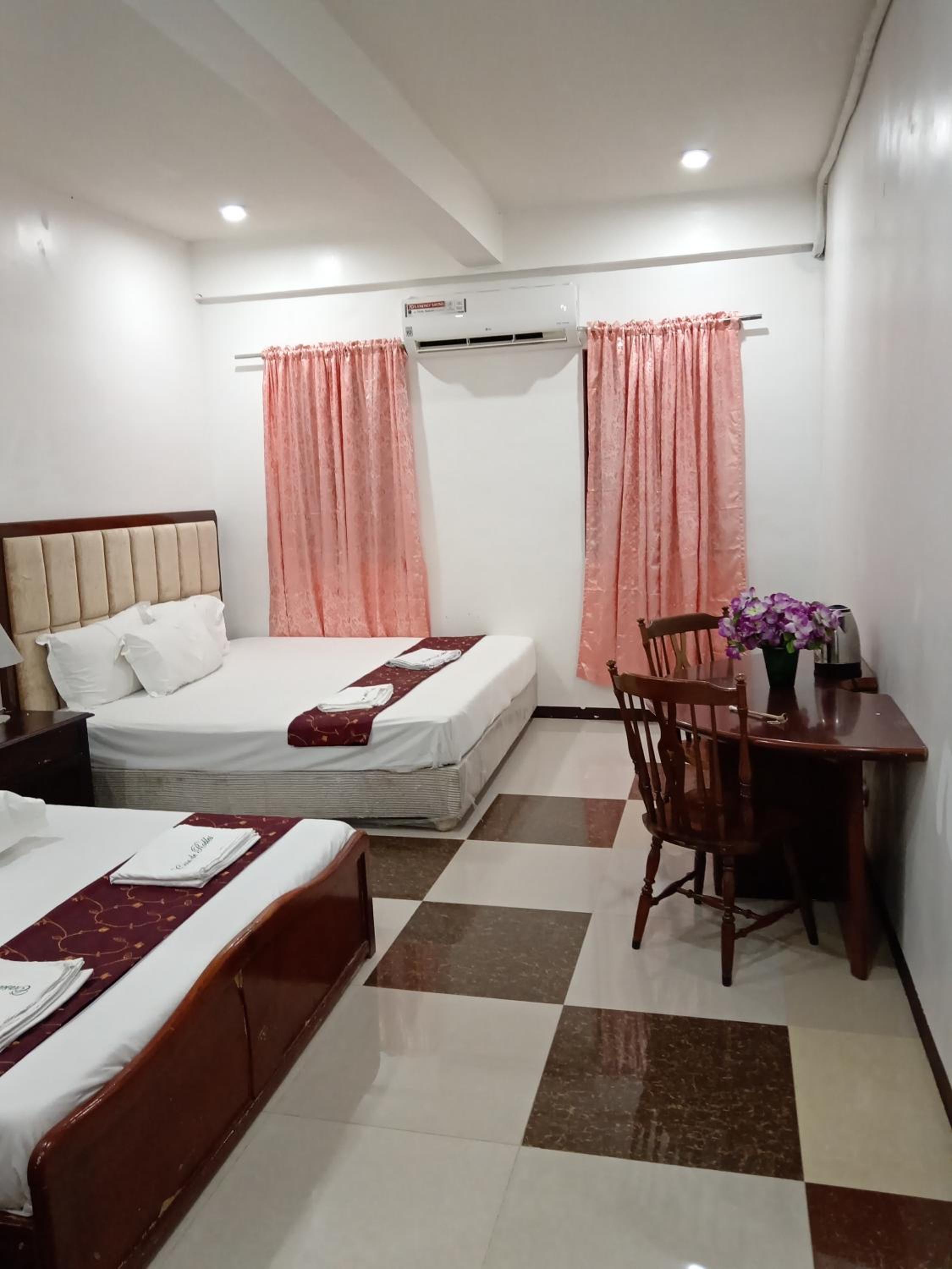 Deluxe Queen Room with Two Queen Beds - Photo 4