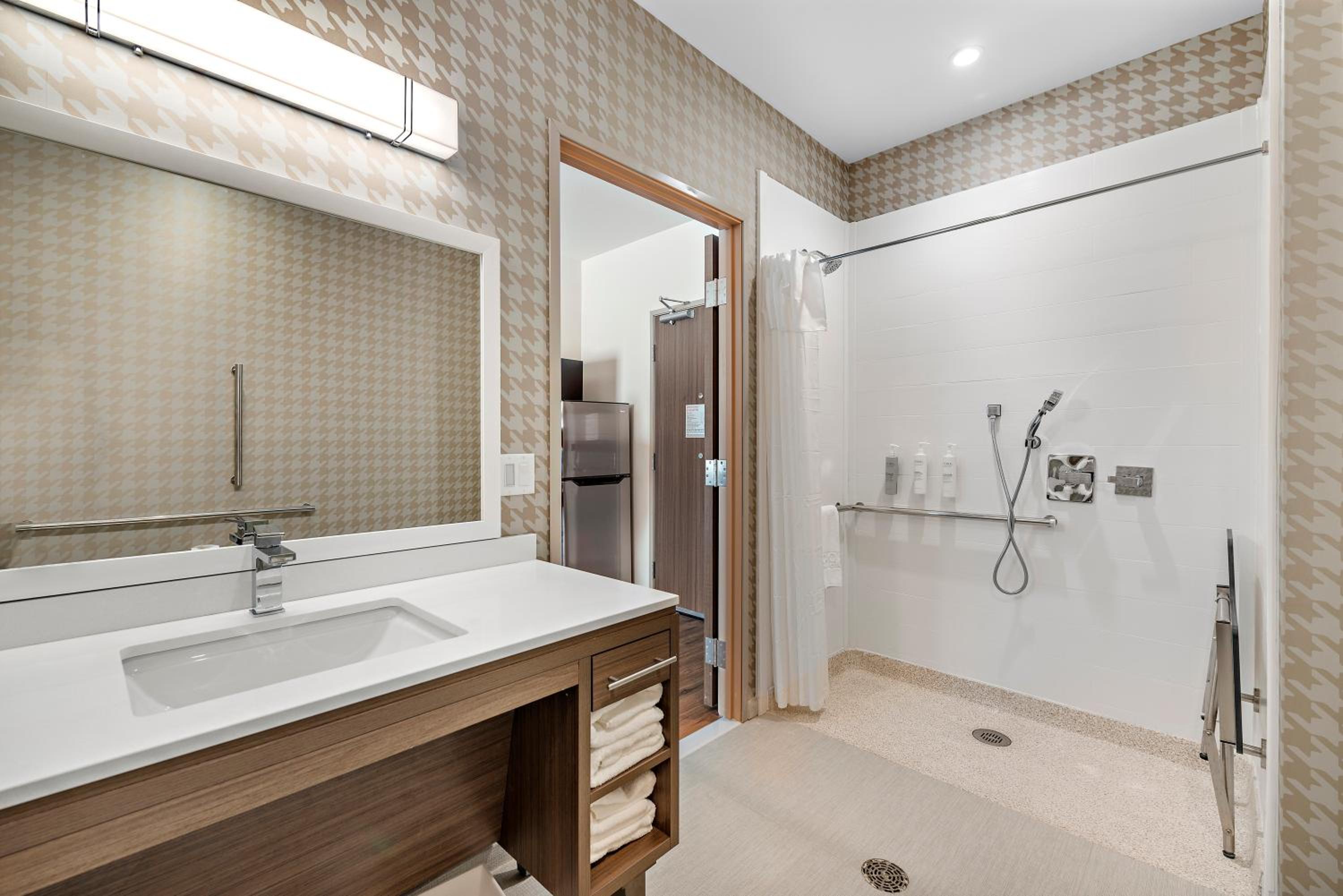 King Studio Suite with Roll-In Shower - Mobility Accessible - Photo 4