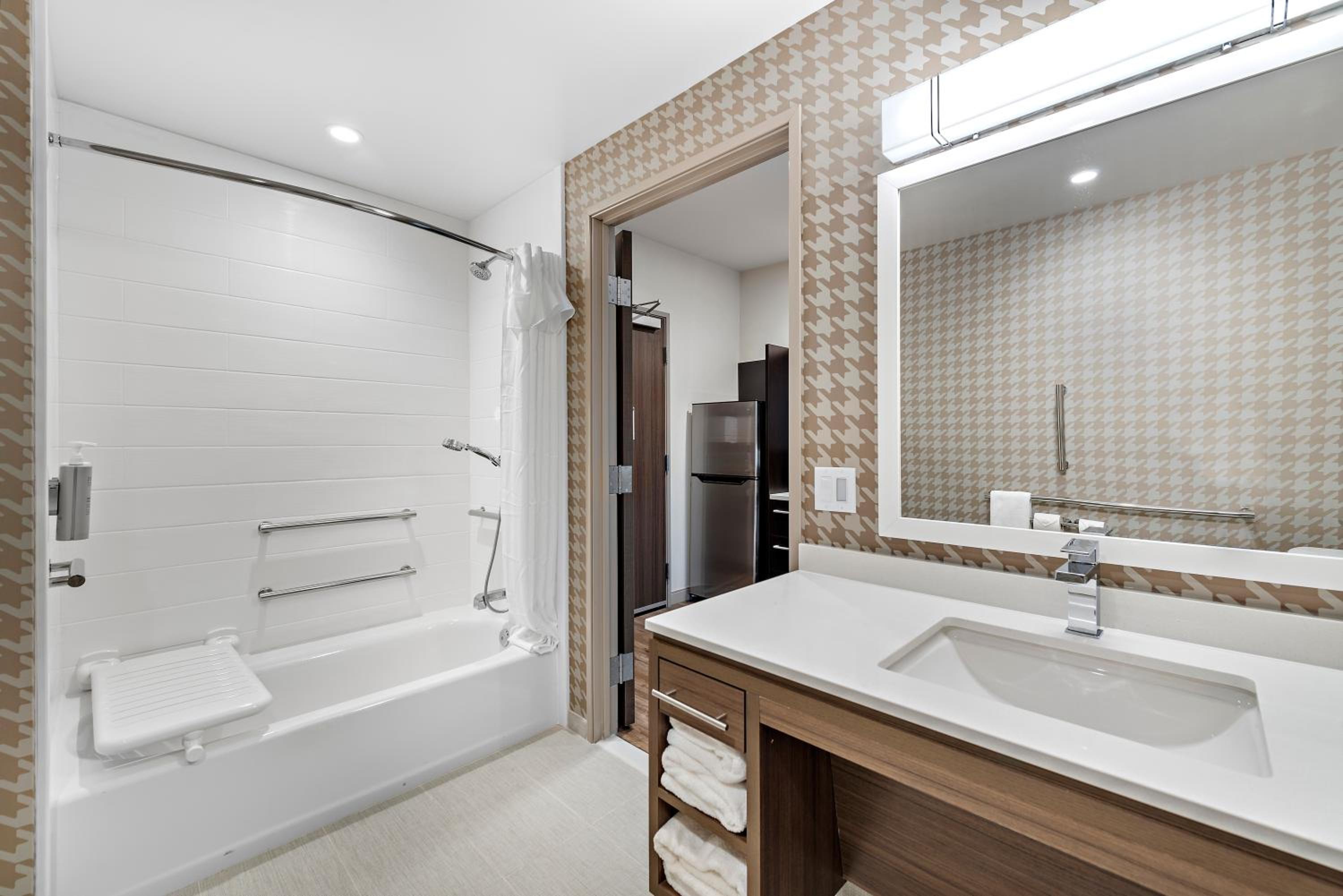 Studio Suite with Two Queen Bes and Bath Tub - Mobility Accessible - Photo 4