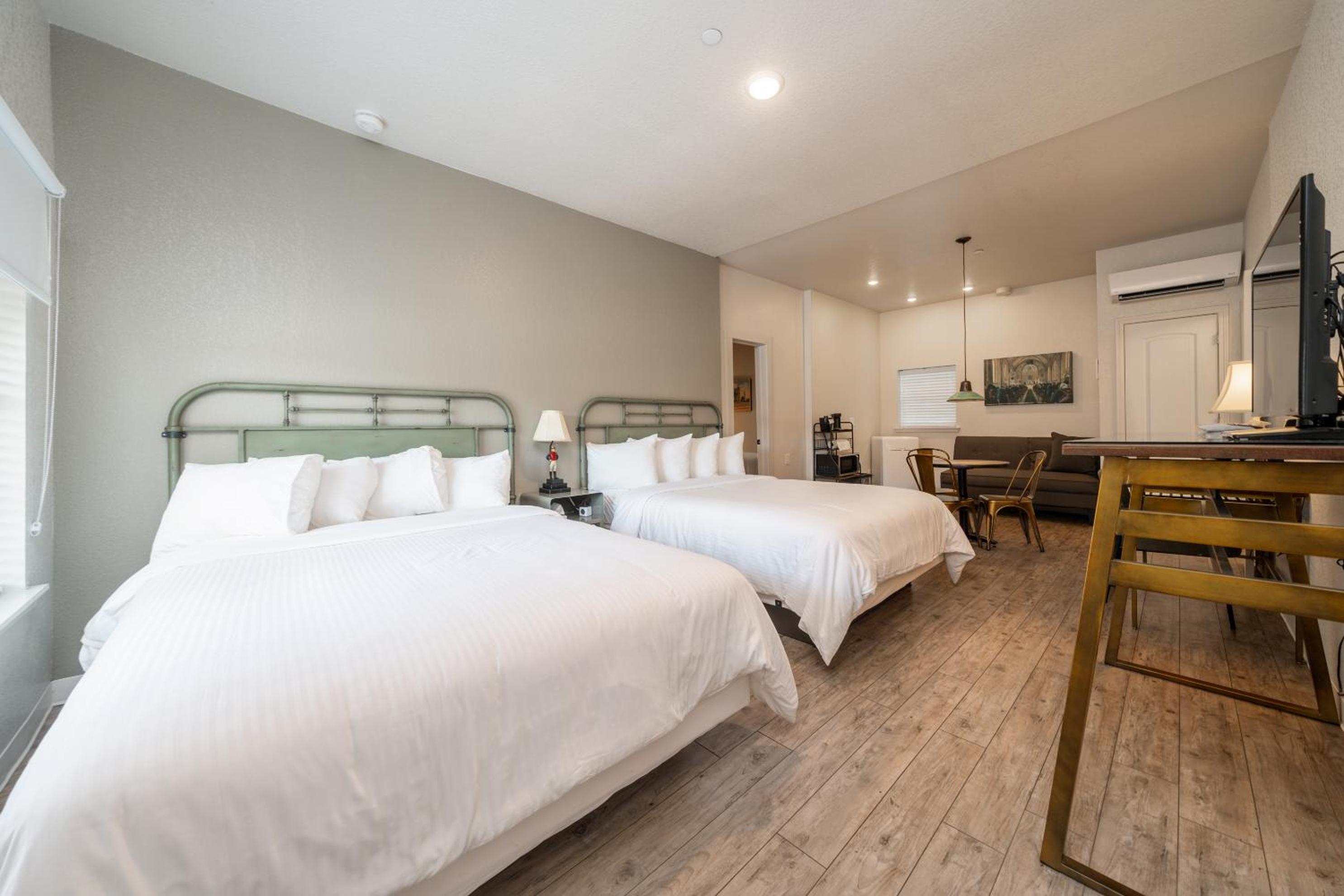 Superior King Suite photo 1
