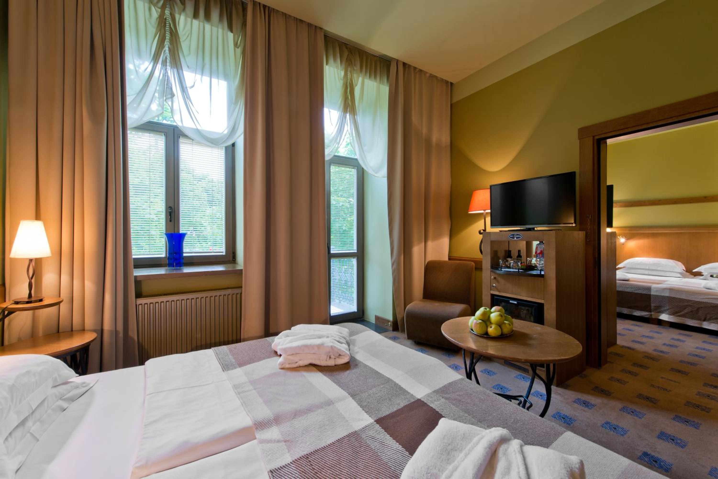 Double or Twin Room with Sauna and Jacuzzi access - Photo 1