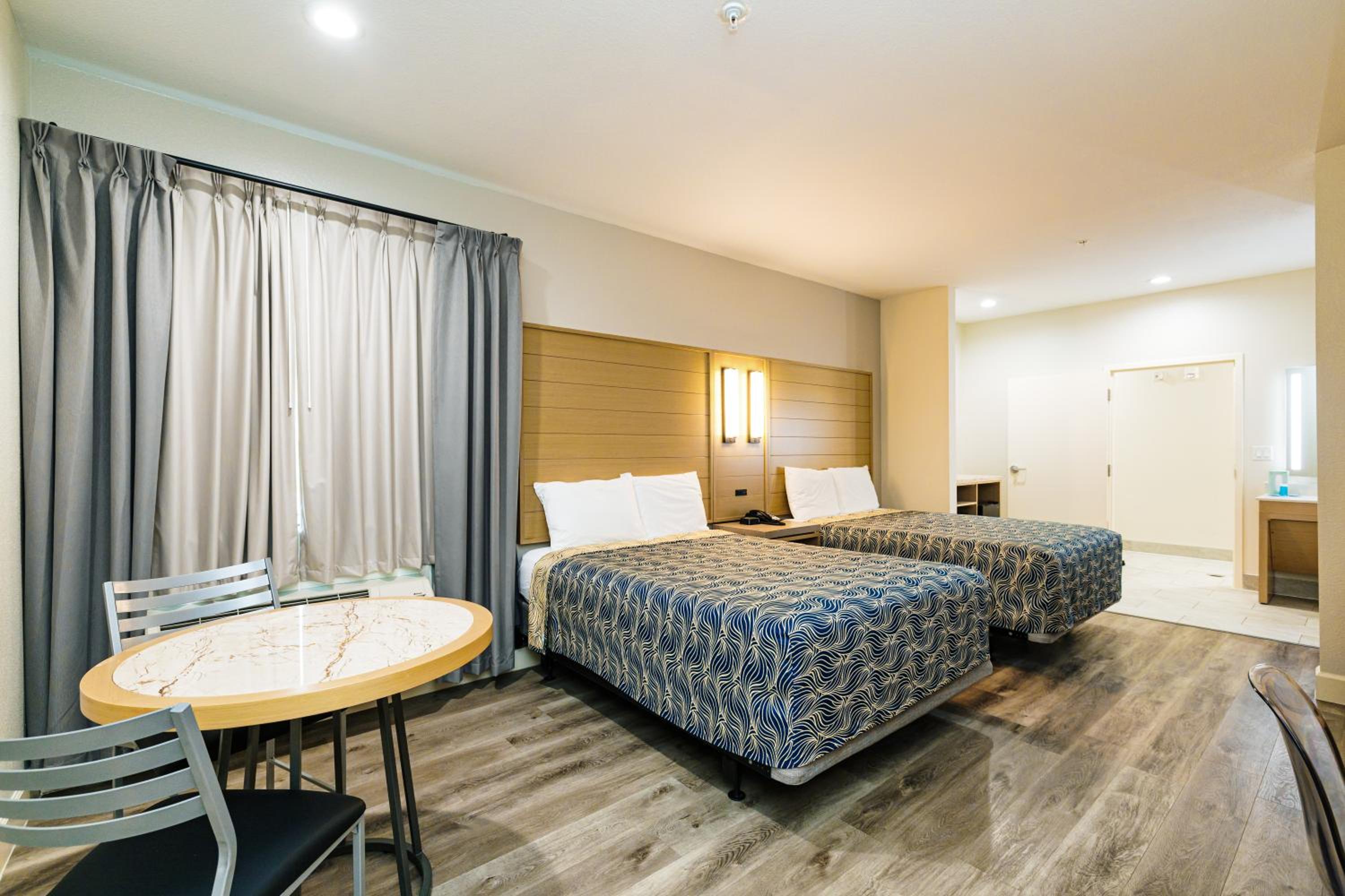 Deluxe Queen Room with Two Queen Beds - Photo 3