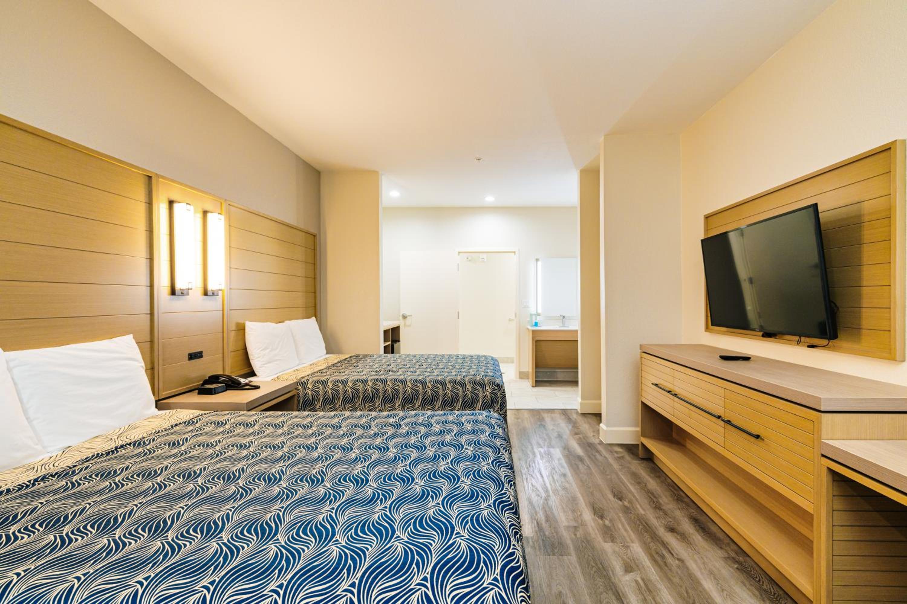 Deluxe Queen Room with Two Queen Beds - Photo 6