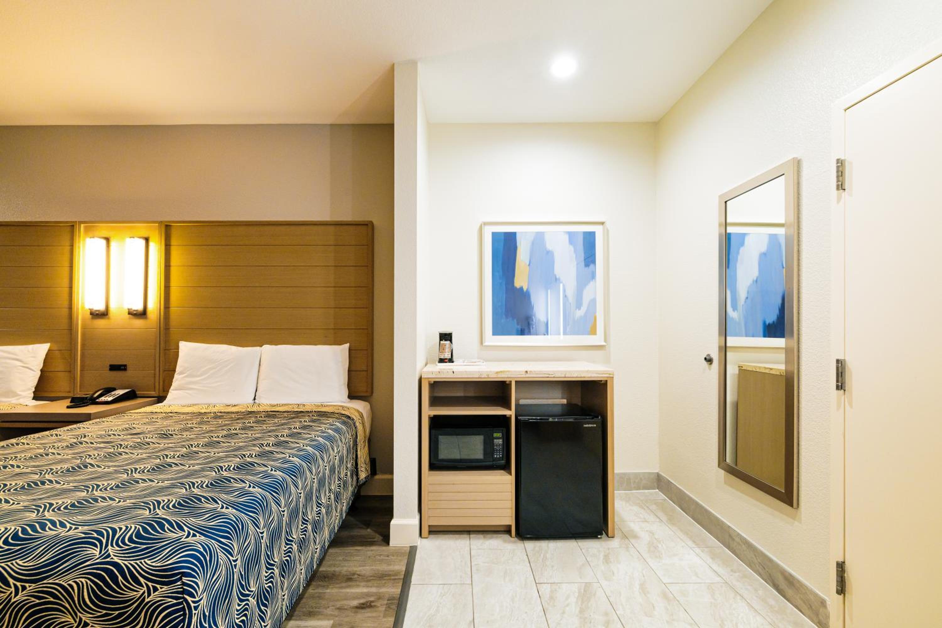 Deluxe Queen Room with Two Queen Beds - Photo 5