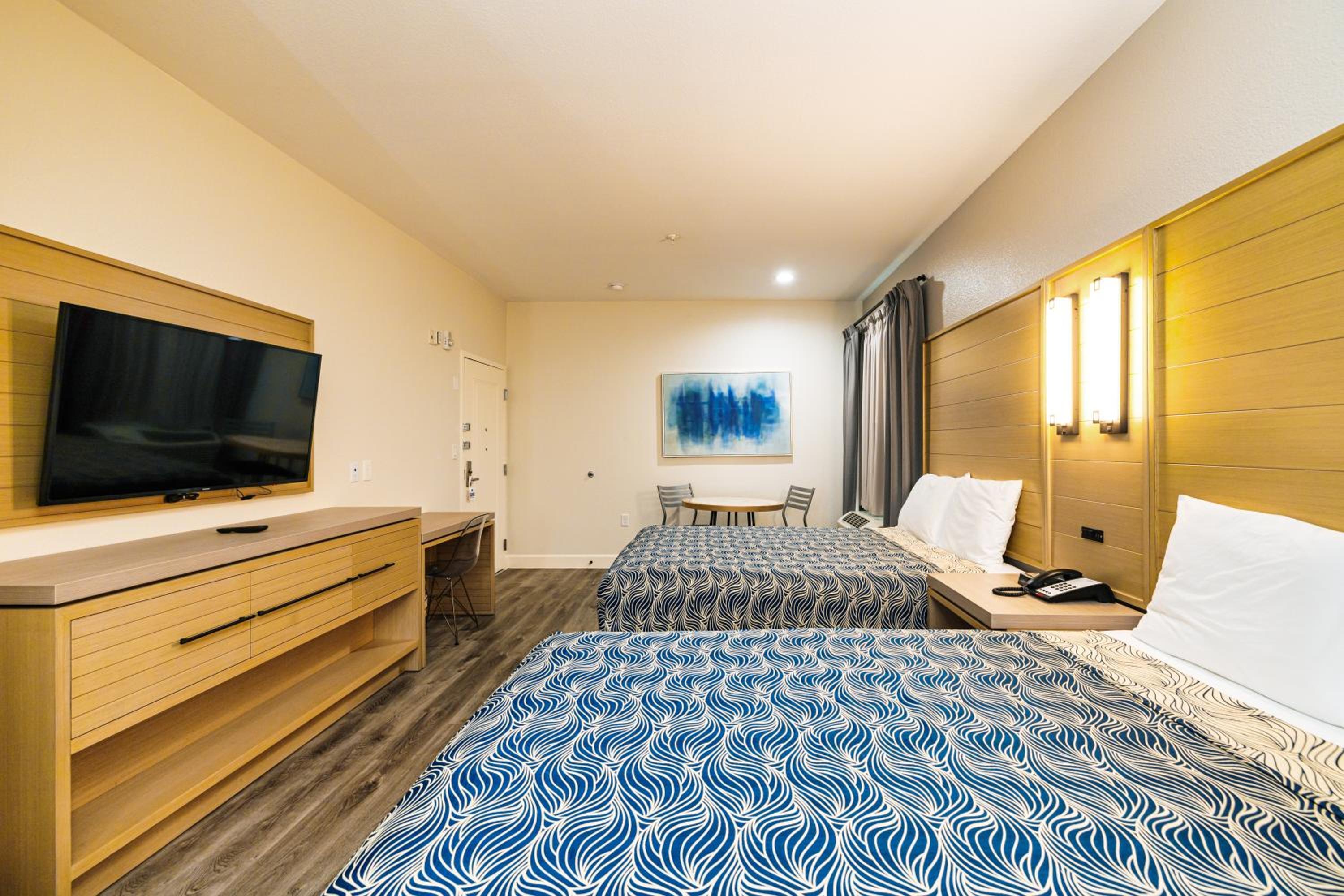 Deluxe Queen Room with Two Queen Beds - Photo 2