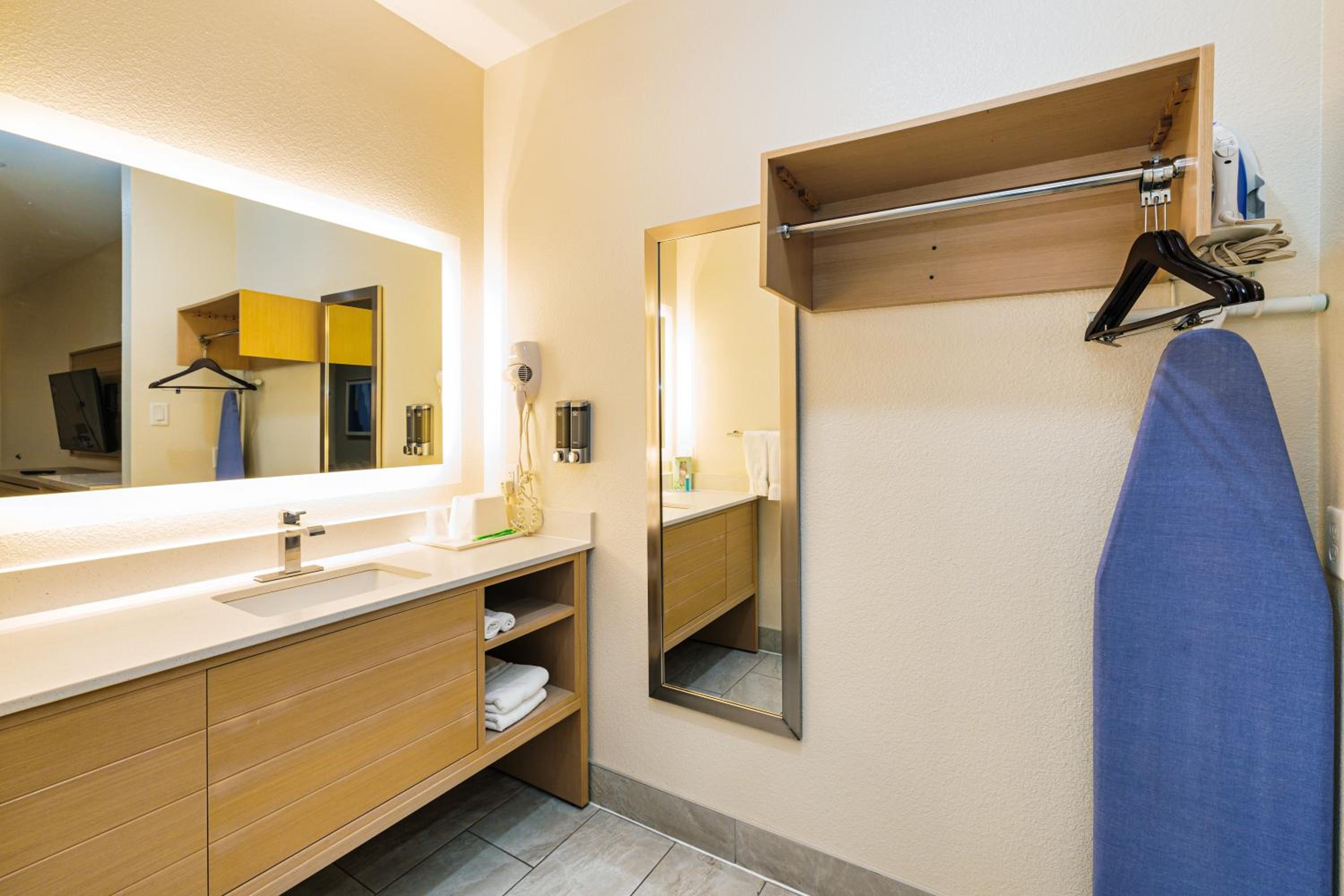 Deluxe King Room - Photo 7