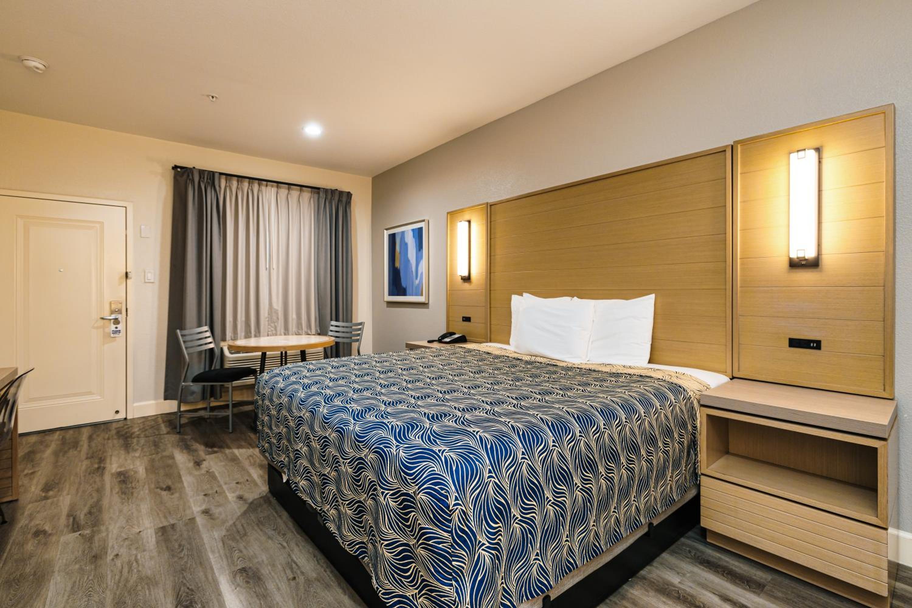 Deluxe King Room - Photo 5