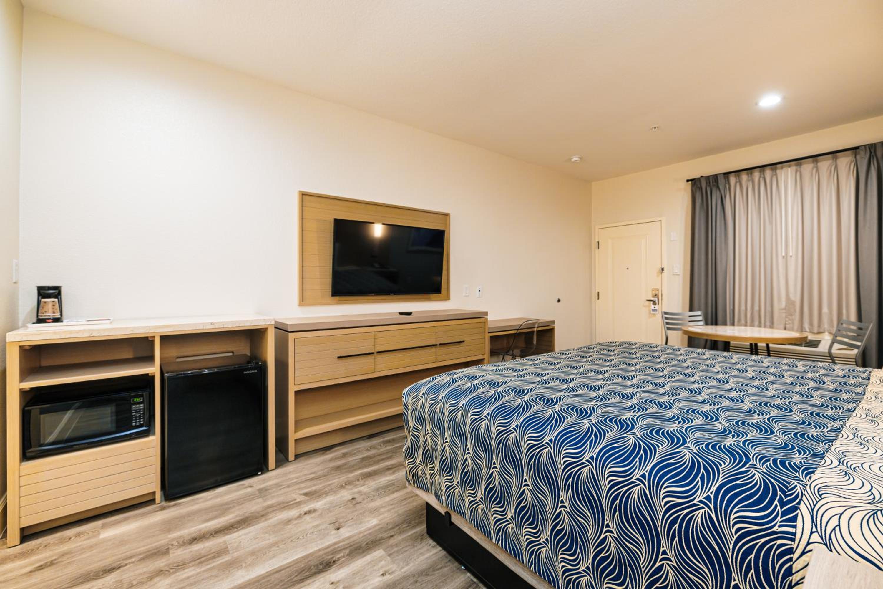 Deluxe King Room - Photo 4