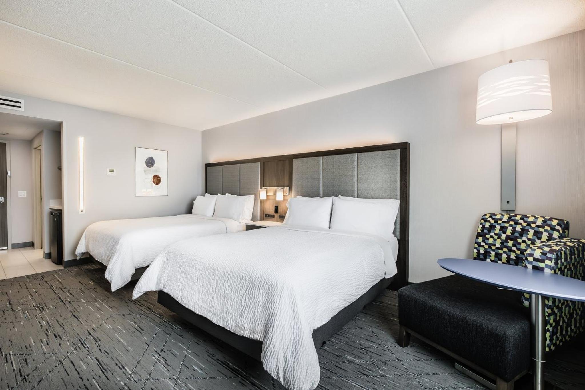 Standard Room with Two Queen Beds - Photo 7