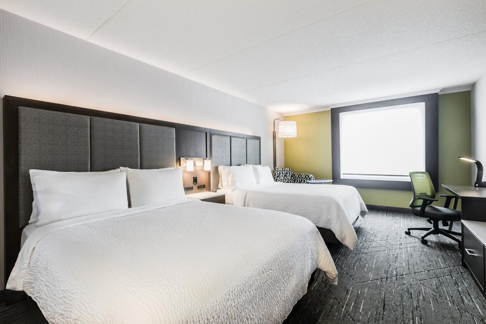 Standard Room with Two Queen Beds - Photo 2