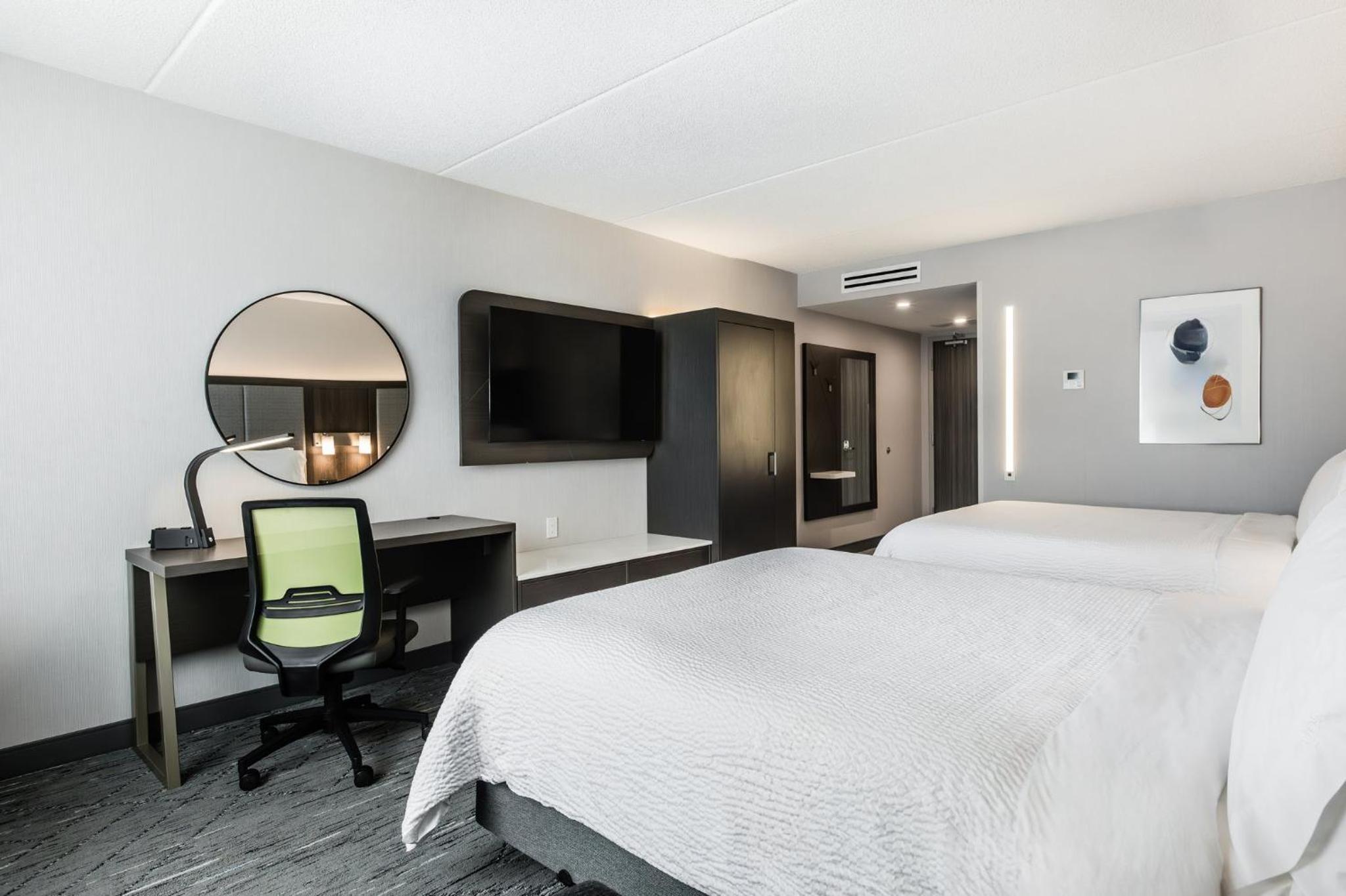 Standard Room with Two Queen Beds - Photo 11