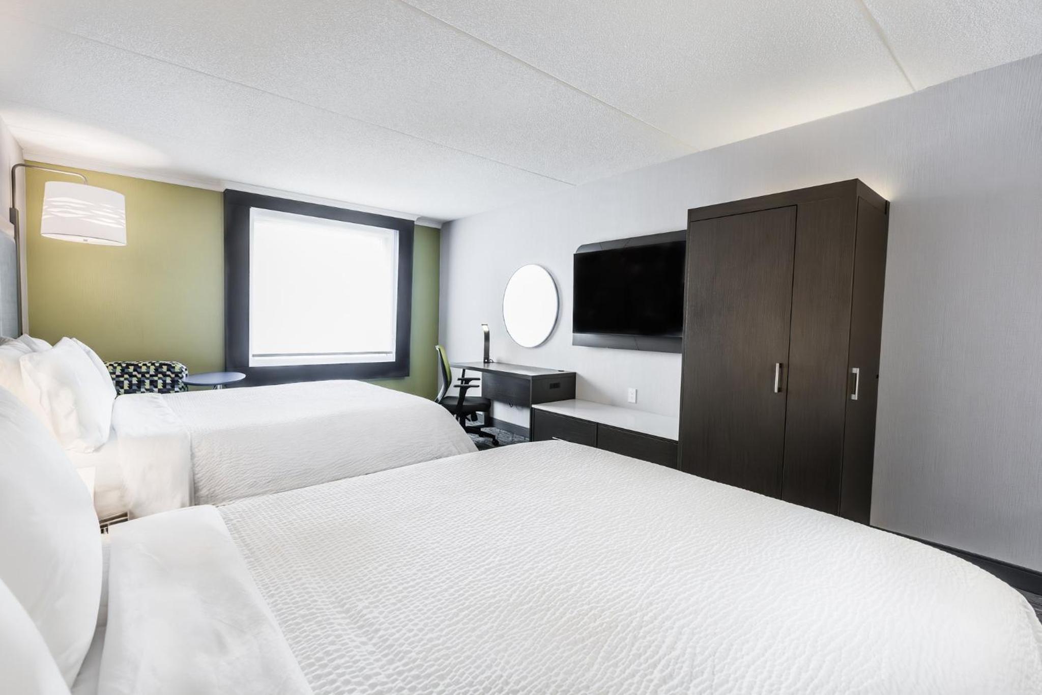 Standard Room with Two Queen Beds - Photo 13