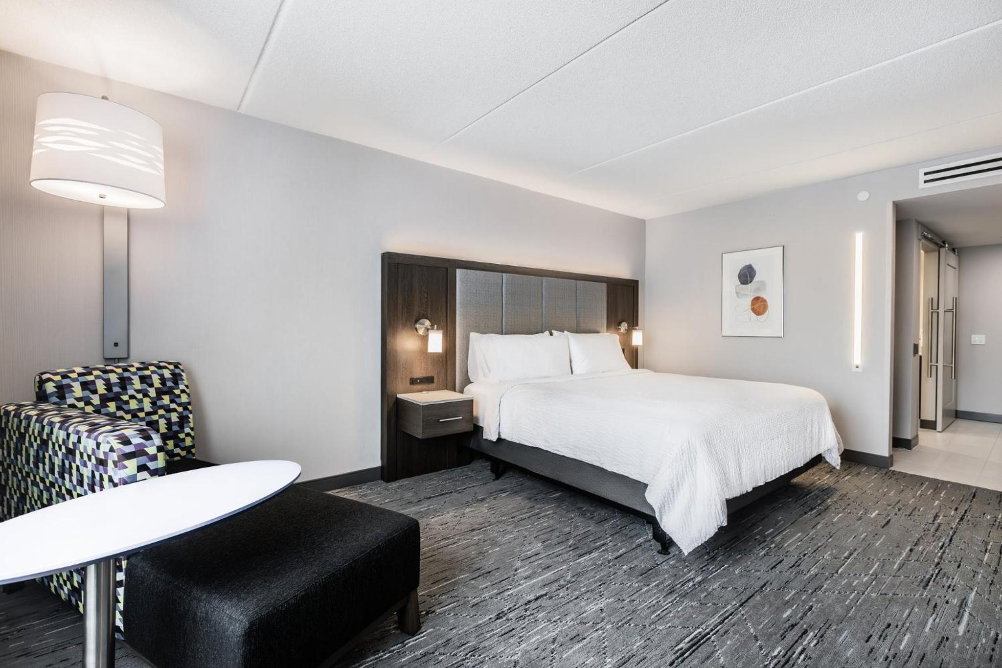 Standard King Room - Photo 14