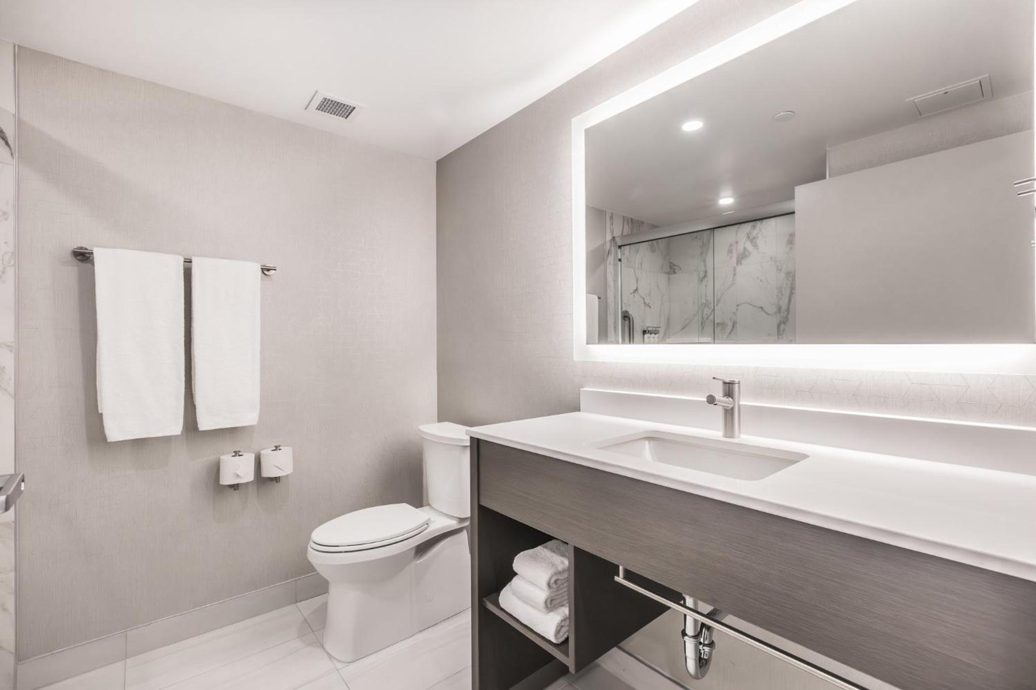 Standard King Room - Photo 11